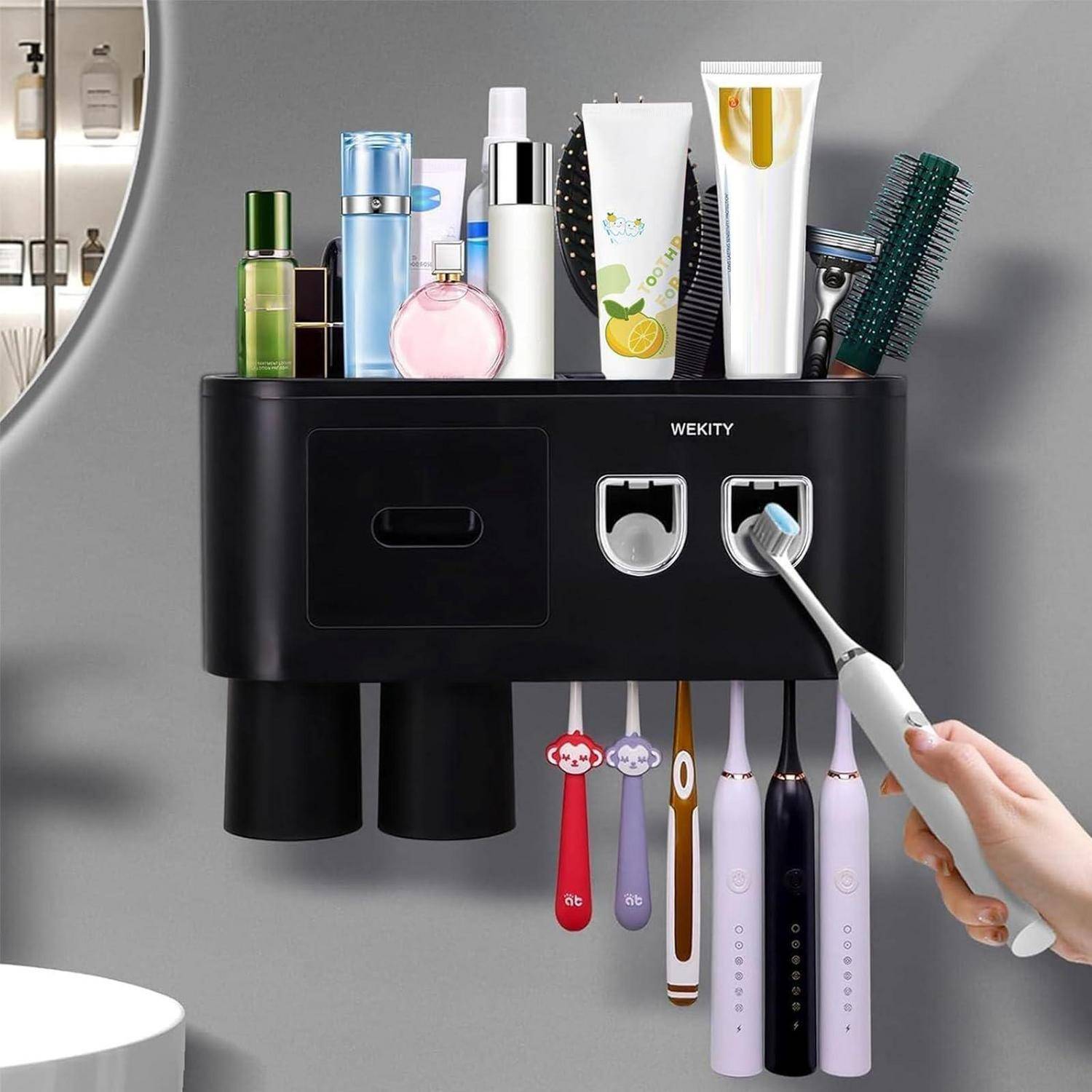 Wandmontierter Badorganizer mit Kosmetikprodukten, Haarstylinggeräten und elektrischen Zahnbürsten, wobei eine Zahnbürste in der Ladestation angedockt ist.