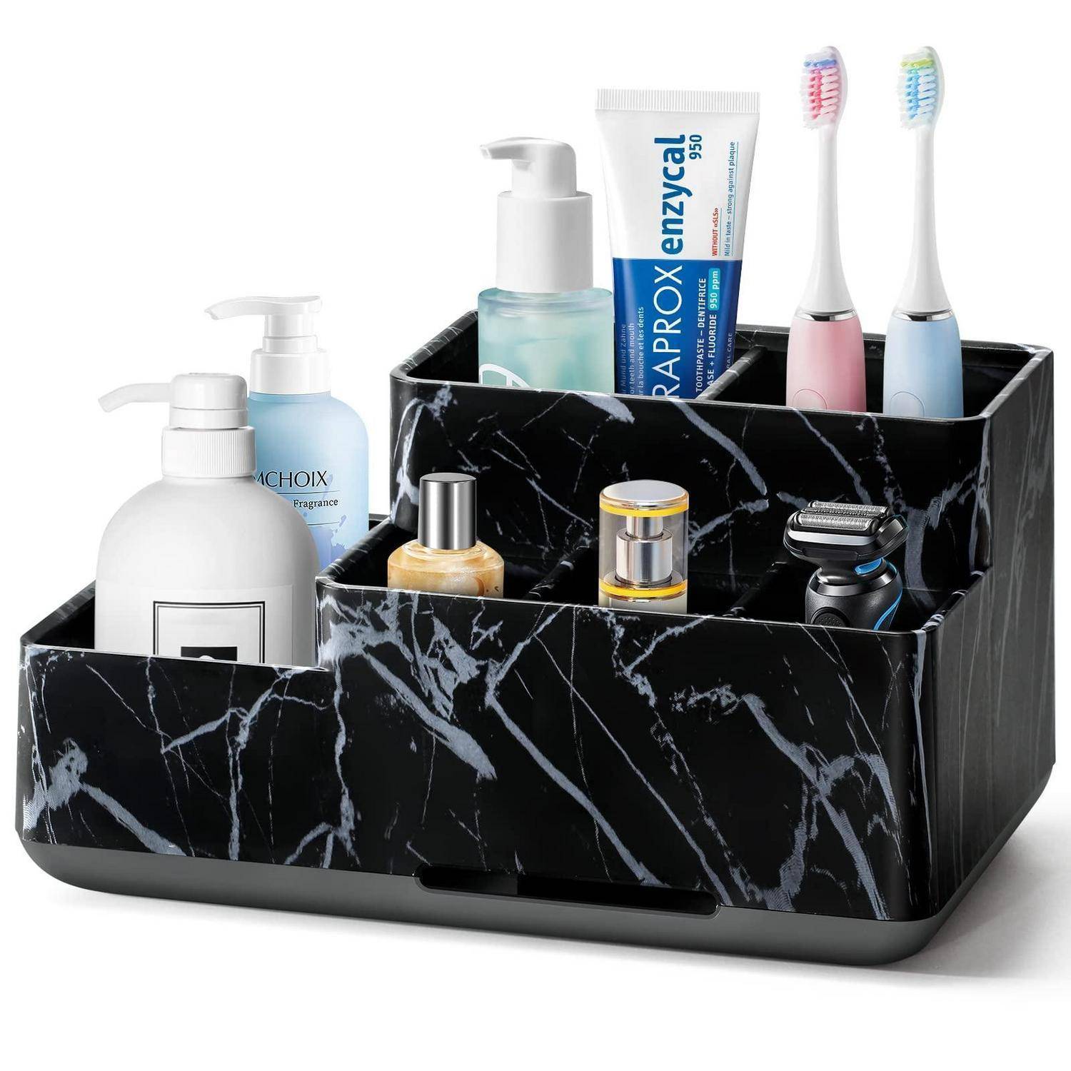 Schwarzes Badezimmer-Organisationstablett mit Marmormuster, das Toilettenartikel, Zahnpasta, Seifenspender, Zahnbürsten, Parfümflaschen und einen Rasierer hält.