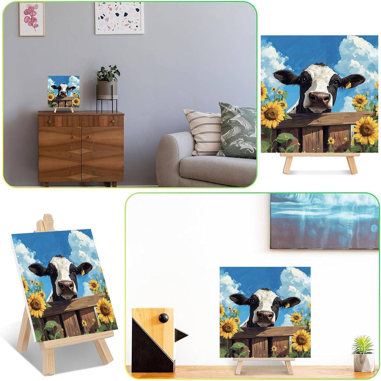 Collage zeigt ein Gemälde mit Kuh und Sonnenblumen, das auf Staffeleien und in einem Wohnzimmer angebracht ist und die Platzierung von Wandkunstdekoration demonstriert.