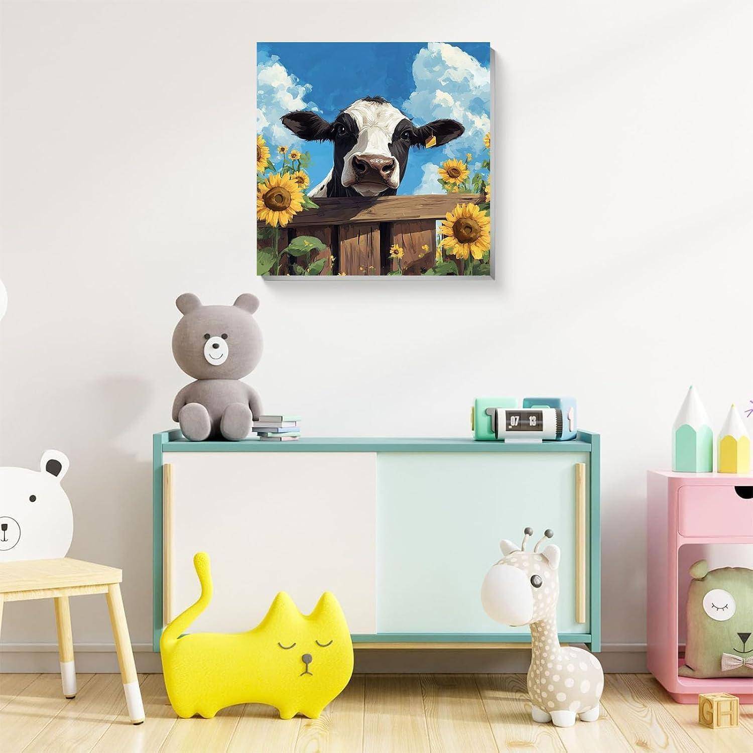 Kinderzimmer mit tierischem Dekor: Kuh-Wandkunst über einem Regal, Kuscheltiere, ein gelber Katzensitz und Pastellmöbel.