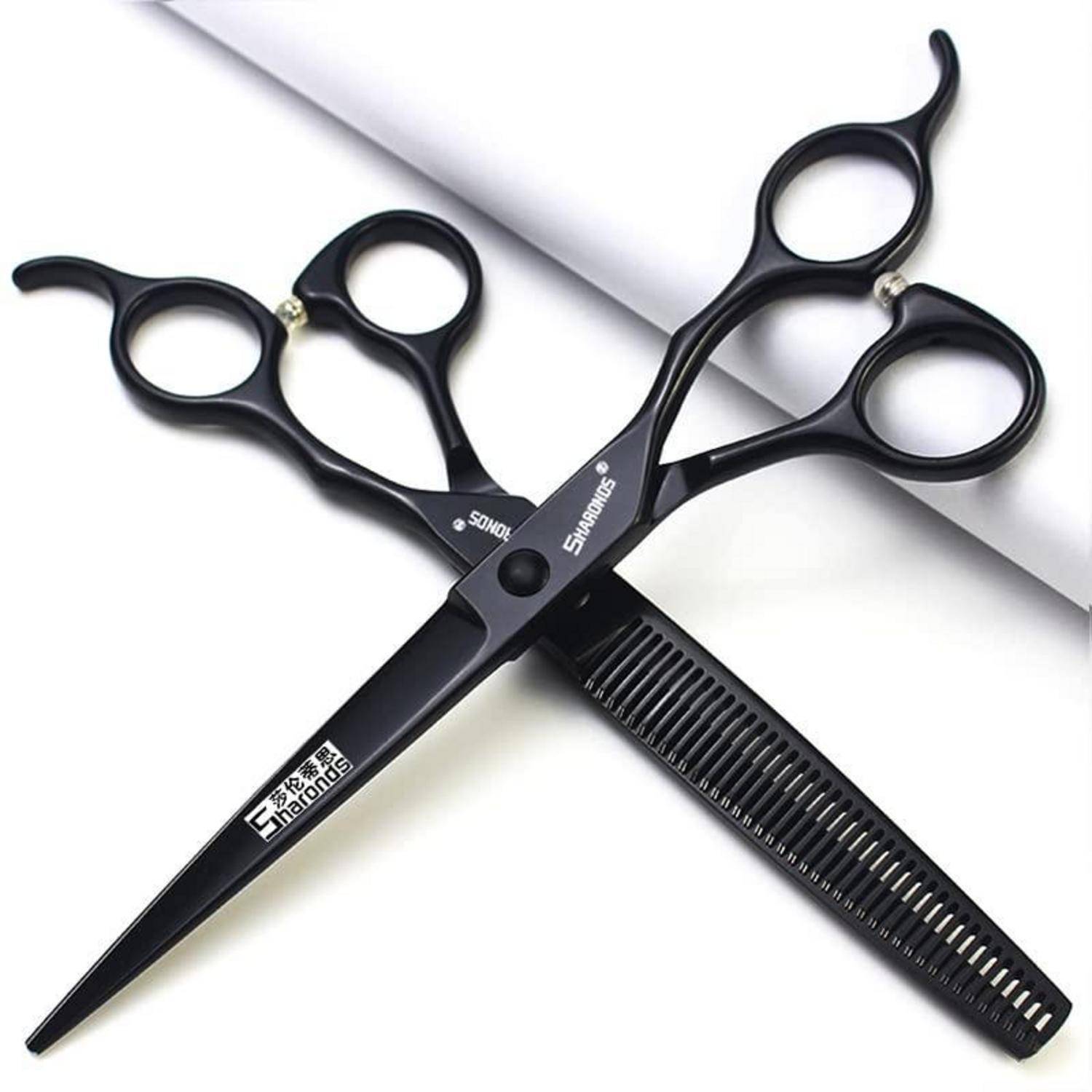 Schwarze Haarschere gekreuzt mit einem Kamm auf weißem Hintergrund, dargestellt als Haarpflege-Set.