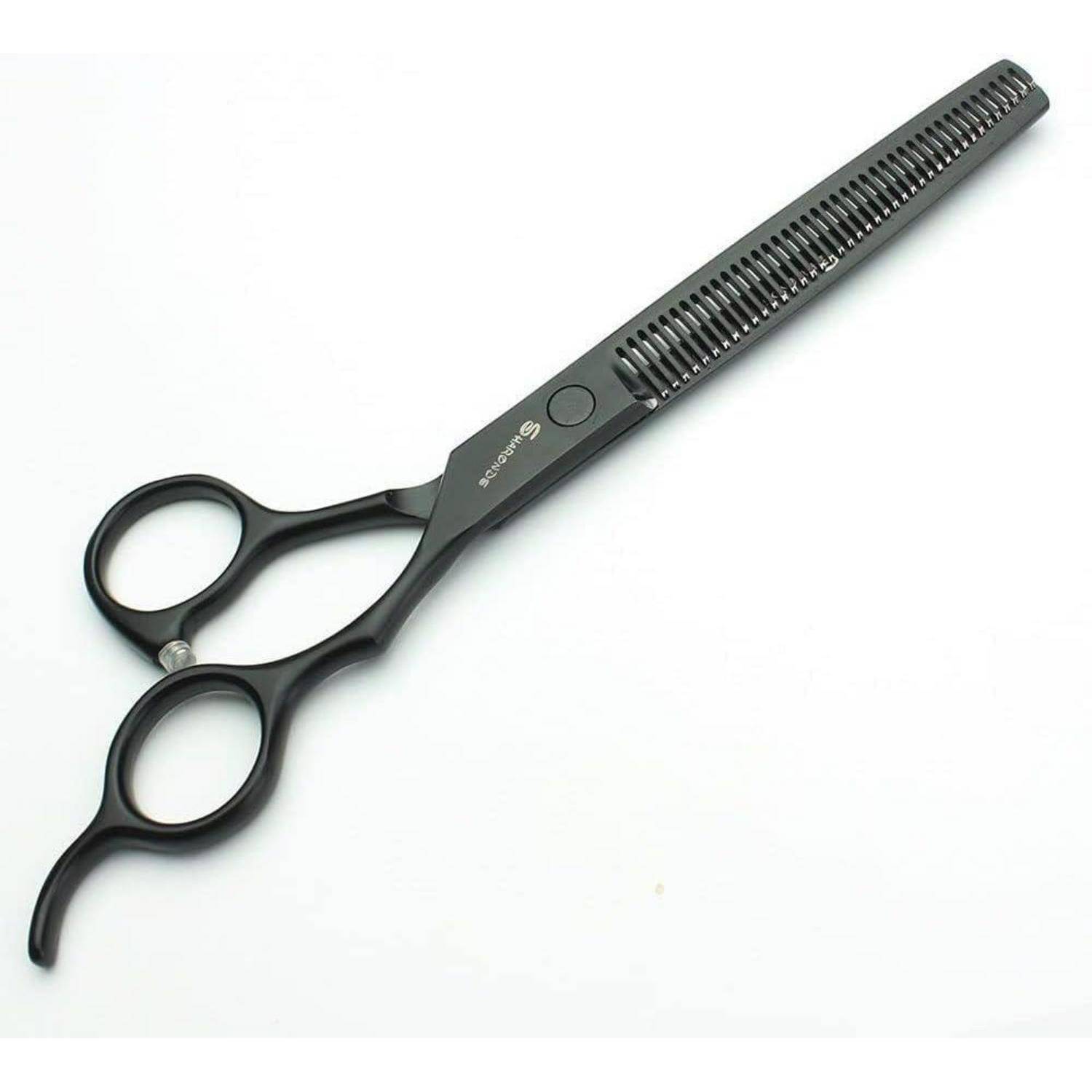 Schwarze Haarschneideschere mit Fingerschlaufen und langer gezahnter Klinge, gezeigt auf weißem Hintergrund.