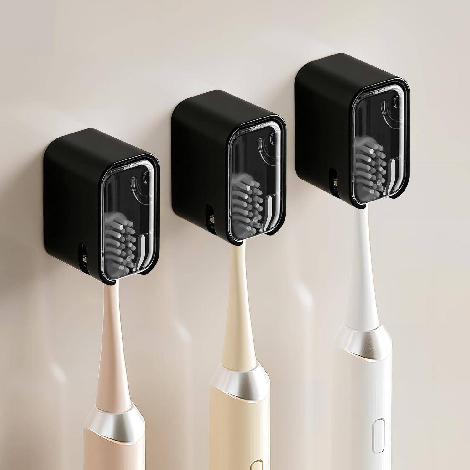Drei elektrische Zahnbürsten in schwarzen wandmontierten Haltern, dargestellt in Schwarz, Beige und Weiß auf hellem Hintergrund.