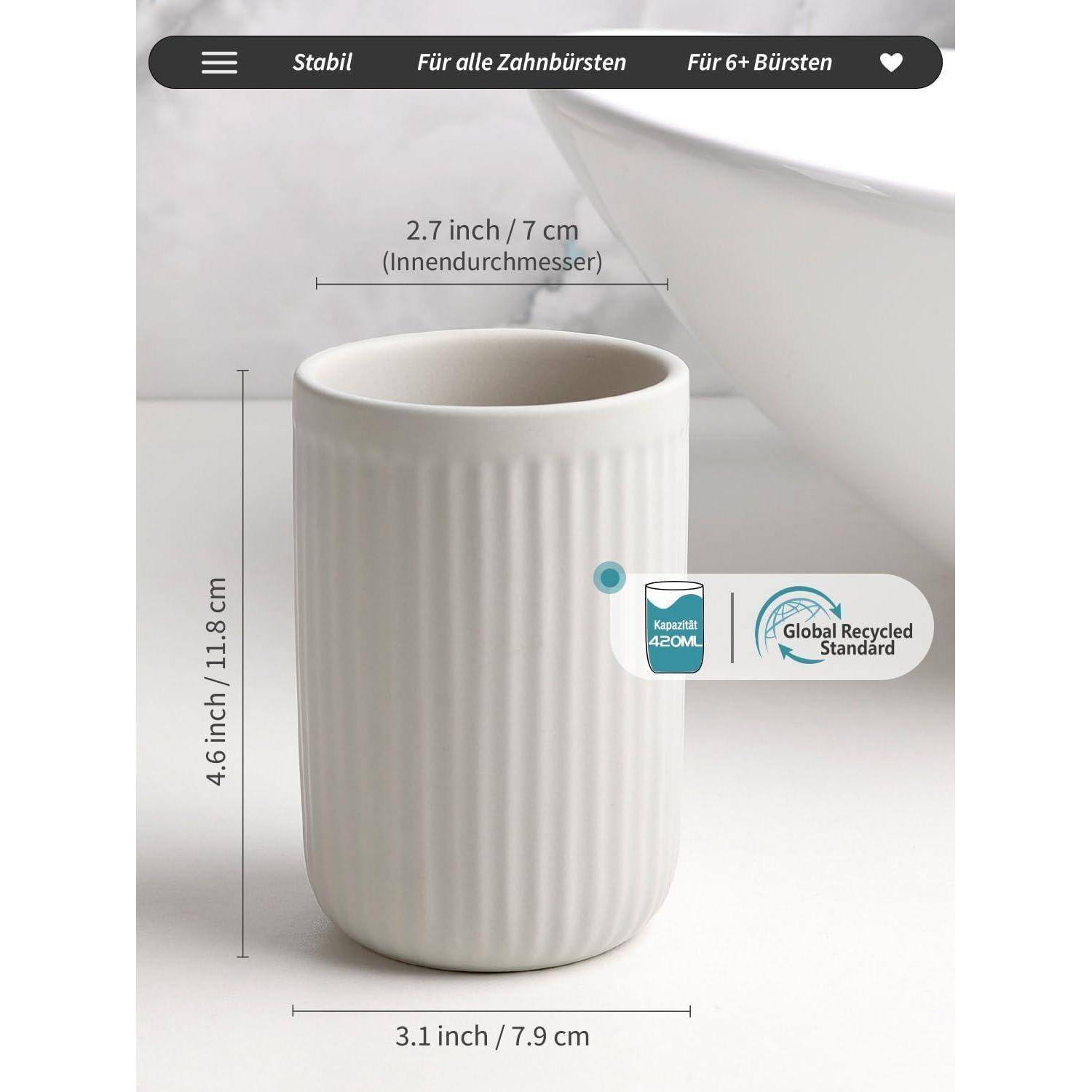Weiße gerippte Keramiktasse oder -behälter mit folgenden Abmessungen: 4,6 Zoll hoch, 3,1 Zoll breit, 2,7 Zoll Innendurchmesser; gekennzeichnet mit 420 ml und „Global Recycled Standard