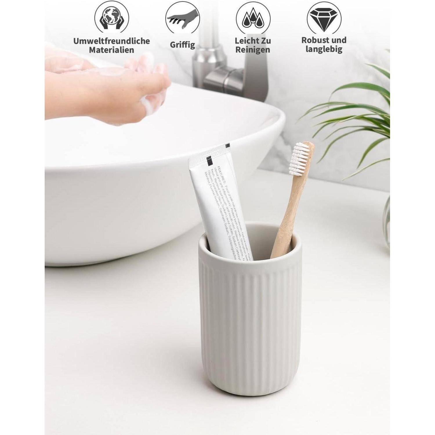 Badezimmerablage mit geripptem Becher, der eine Zahnbürste und Zahnpasta neben einem Waschbecken hält; Symbole kennzeichnen das Material als umweltfreundlich, rutschfest, leicht zu reinigen und langlebig.