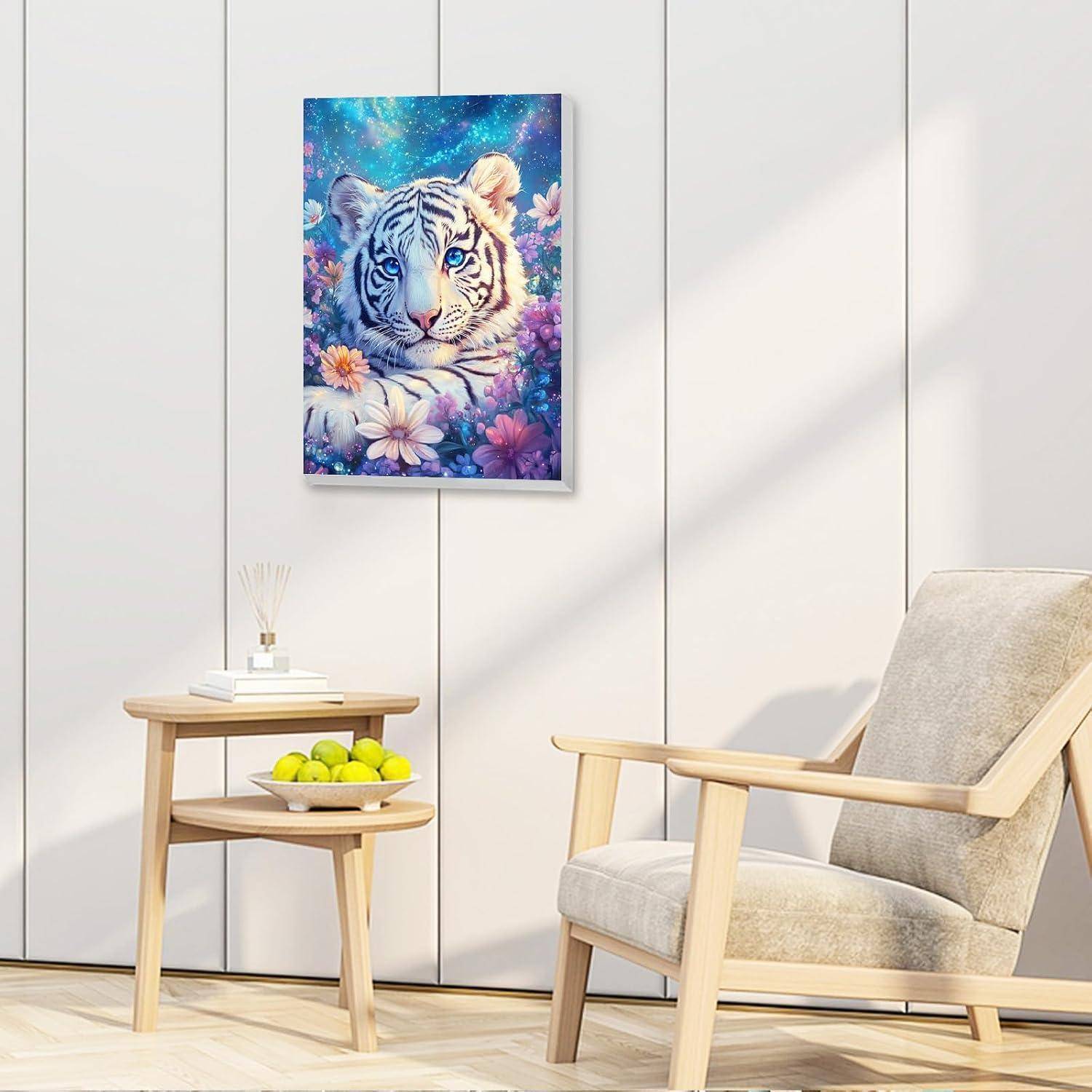 Gerahmtes, farbiges Tigerkunstwerk hängt über einem Beistelltisch und einem Stuhl in einem hellen, minimalistischen Raum.