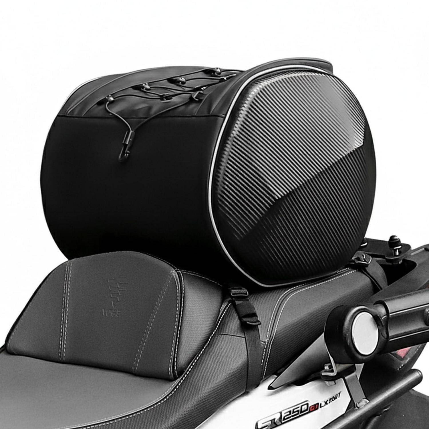Schwarze Motorrad-Hecktasche, die an der Rücksitzbank angebracht ist, mit einem Seitenpanel in Carbon-Optik und Befestigungsgurten.