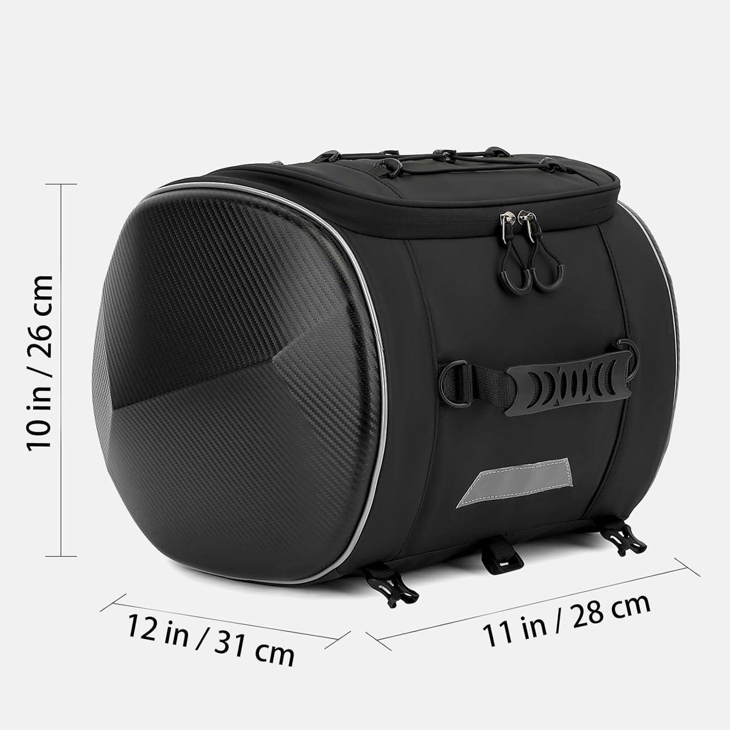 Schwarze zylindrische Haustiertasche mit gitterartigem Frontpanel und Schultergurt, beschriftet 12 x 11 x 10 Zoll (31 x 28 x 26 cm).