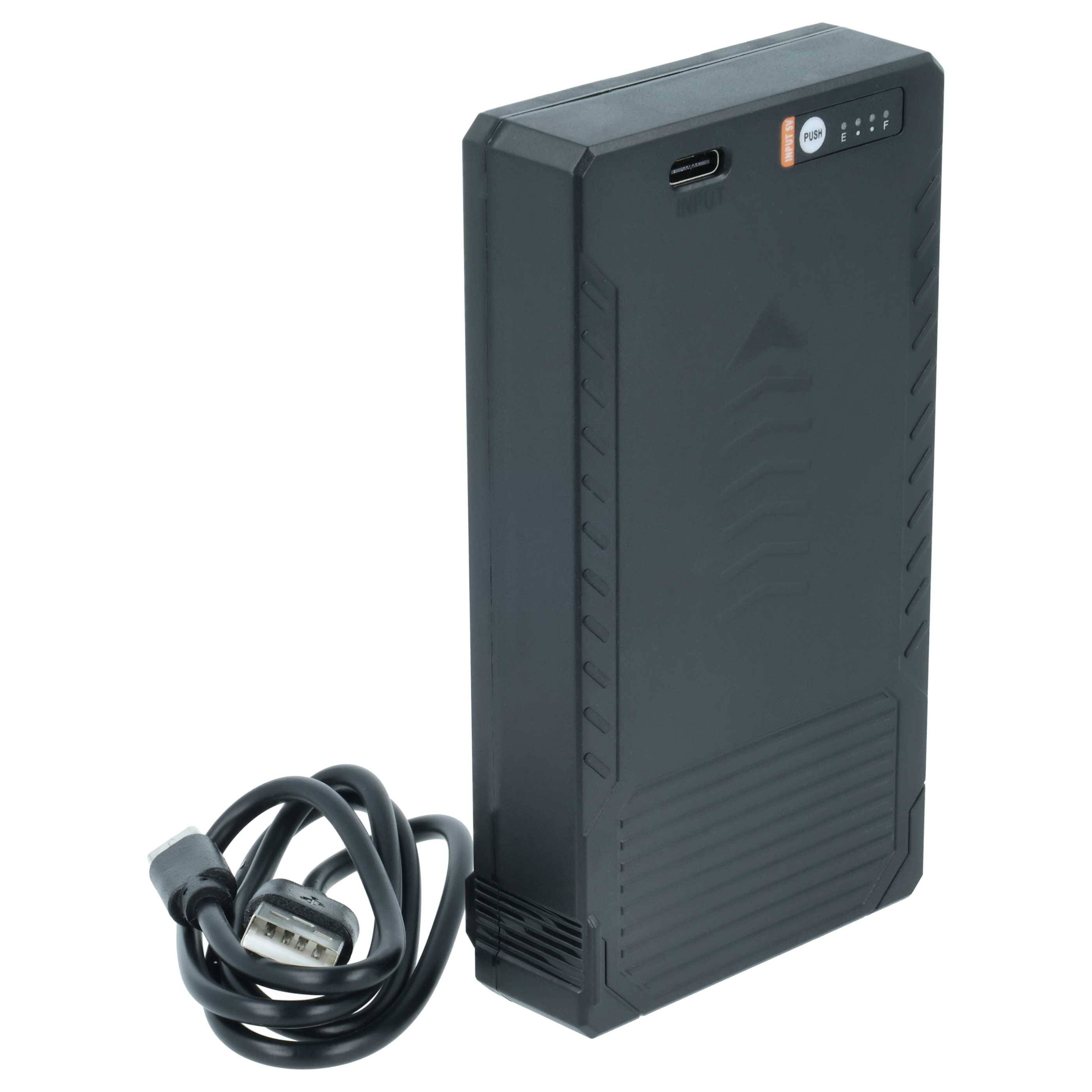 Schwarze tragbare Powerbank mit USB-C-Anschluss, LED-Anzeigeleuchten und angeschlossenem Ladekabel auf weißem Hintergrund.