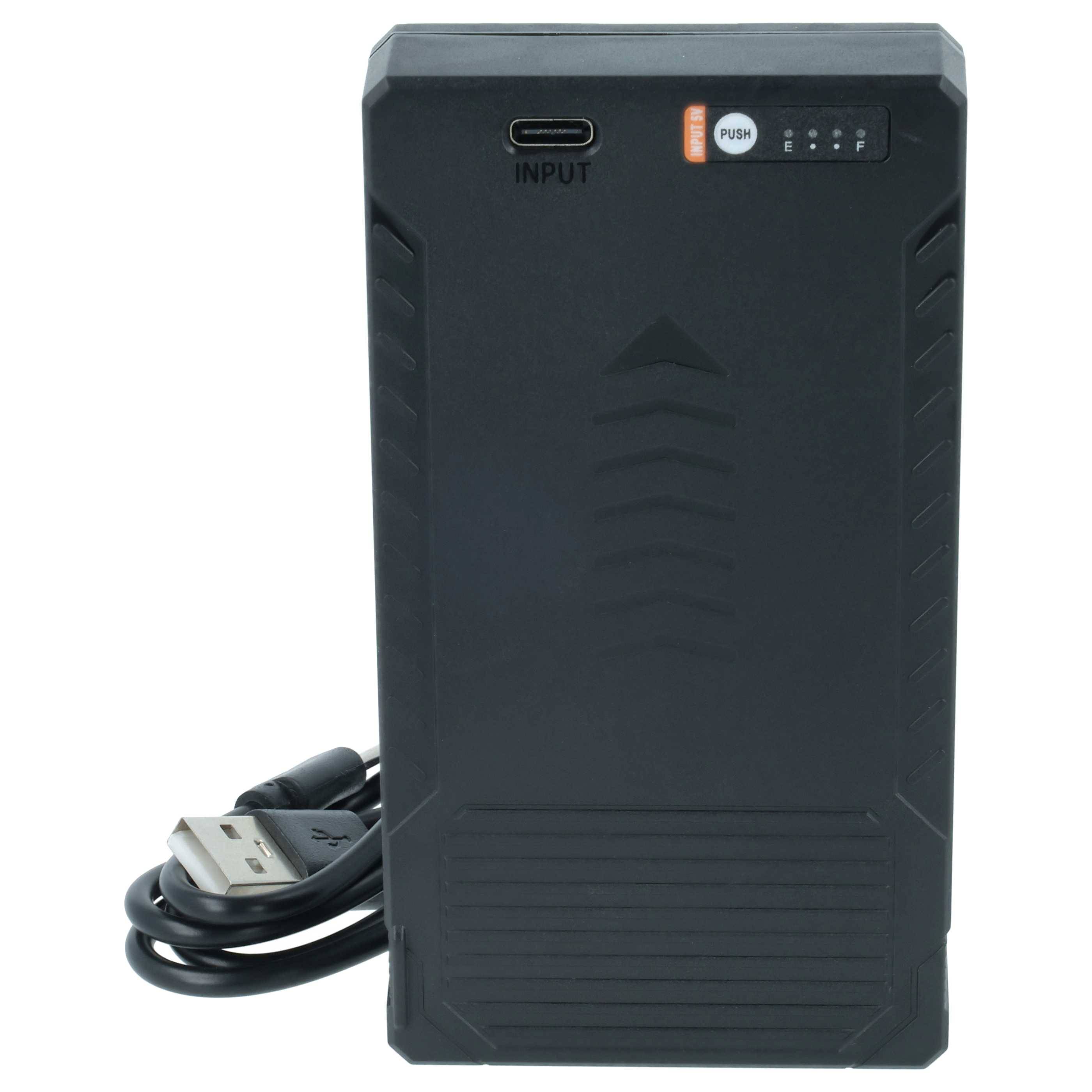 Schwarze tragbare Powerbank mit USB-Eingangsanschluss, Ladestatus-Anzeige und aufgerolltem Ladekabel auf weißem Hintergrund.