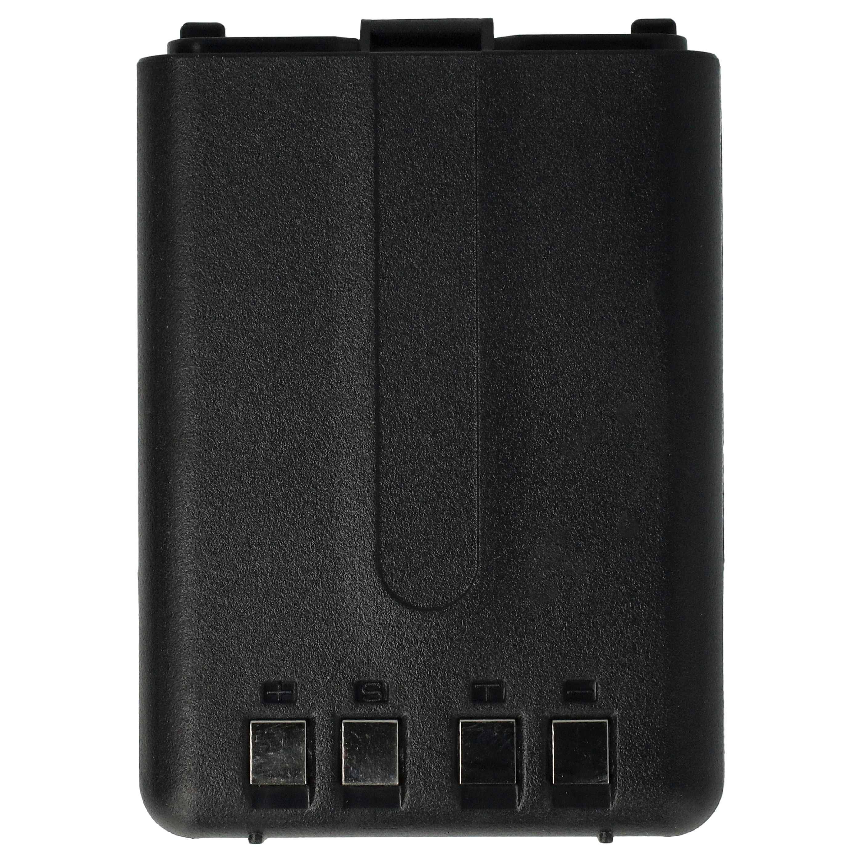 Schwarzes rechteckiges Batterieverpackung mit vier Metallklemmen entlang der Unterseite und einem zentralen erhabenen Streifen, dargestellt auf weißem Hintergrund.