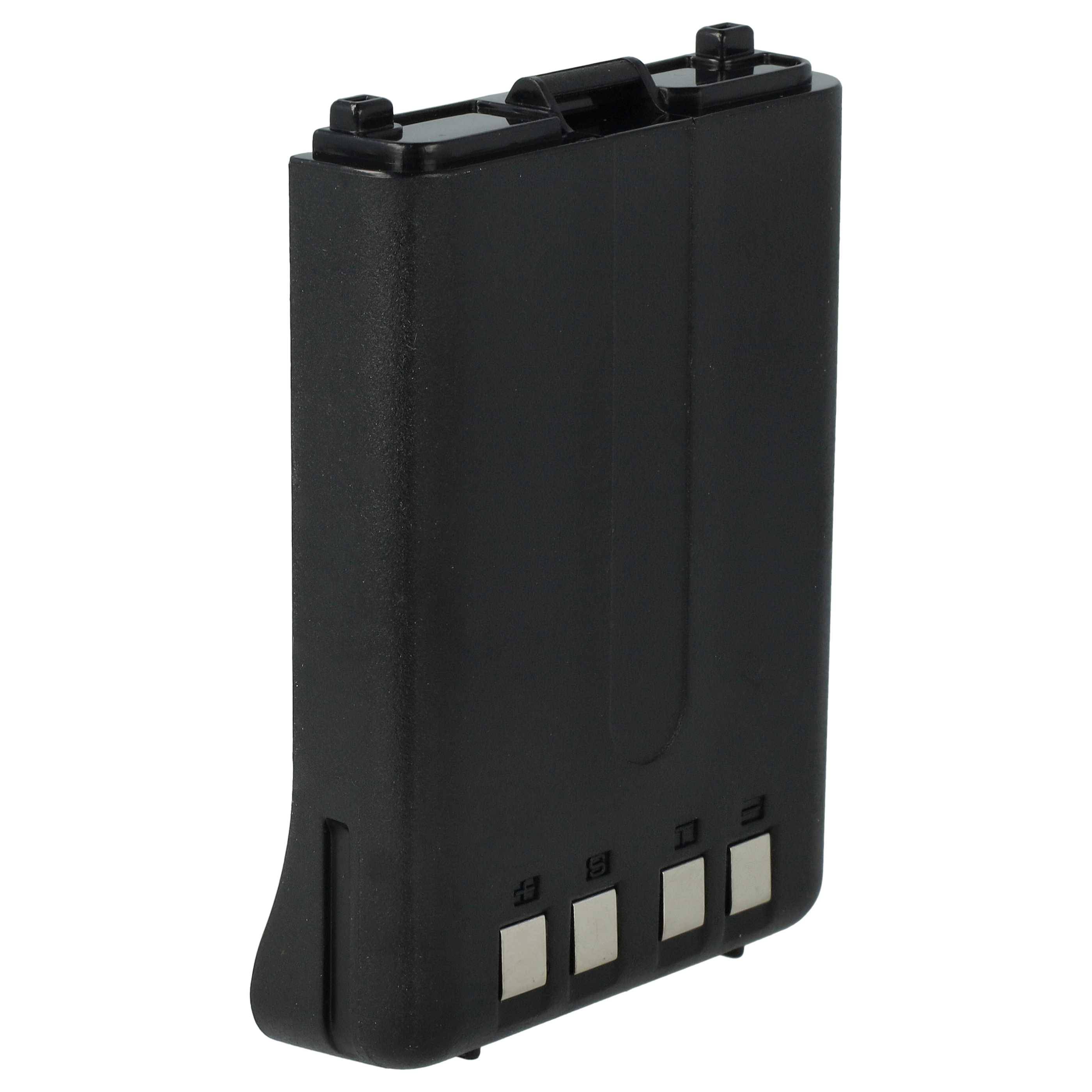 Schwarzes wiederaufladbares Batteriepaket mit vier Metallkontakten auf weißem Hintergrund.