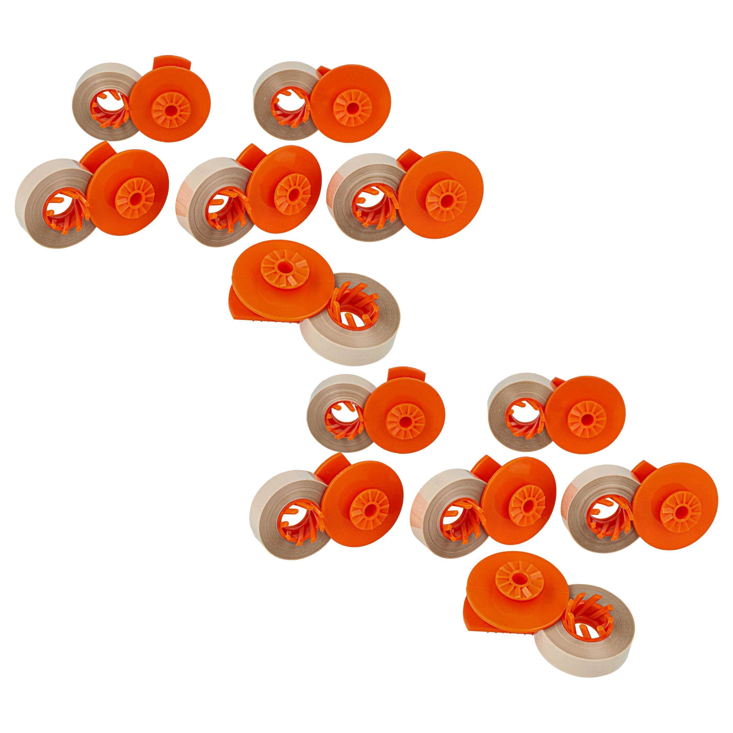 Mehrere orange und beige Kunststoffklebebandrollen, verstreut auf weißem Hintergrund, gezeigt als produktstilbild.
