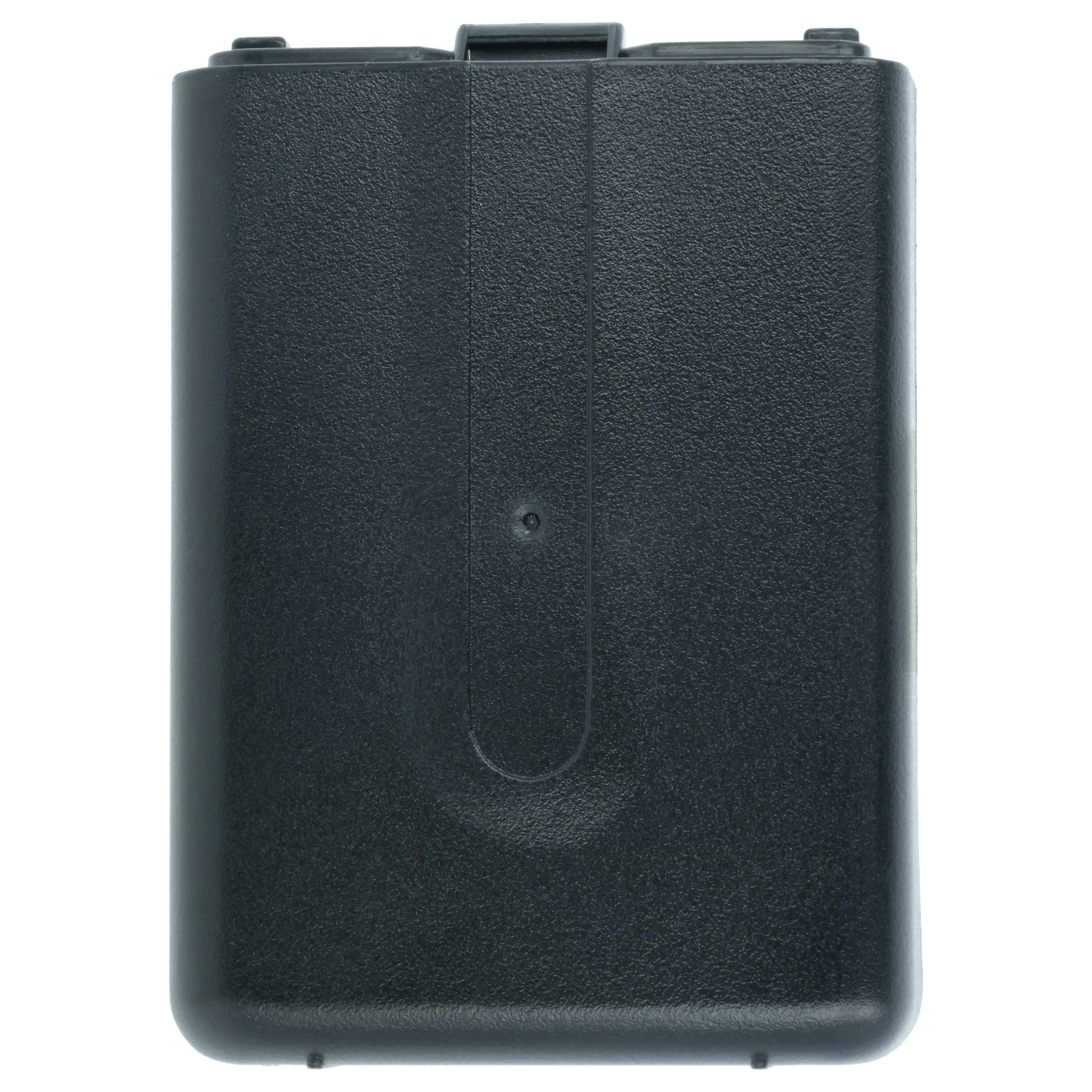 Schwarzes rechteckiges Kunststoff-Batteriepack oder Gehäuse mit einem kleinen zentralen Indikaterpunkt, Vorderansicht auf weißem Hintergrund dargestellt.