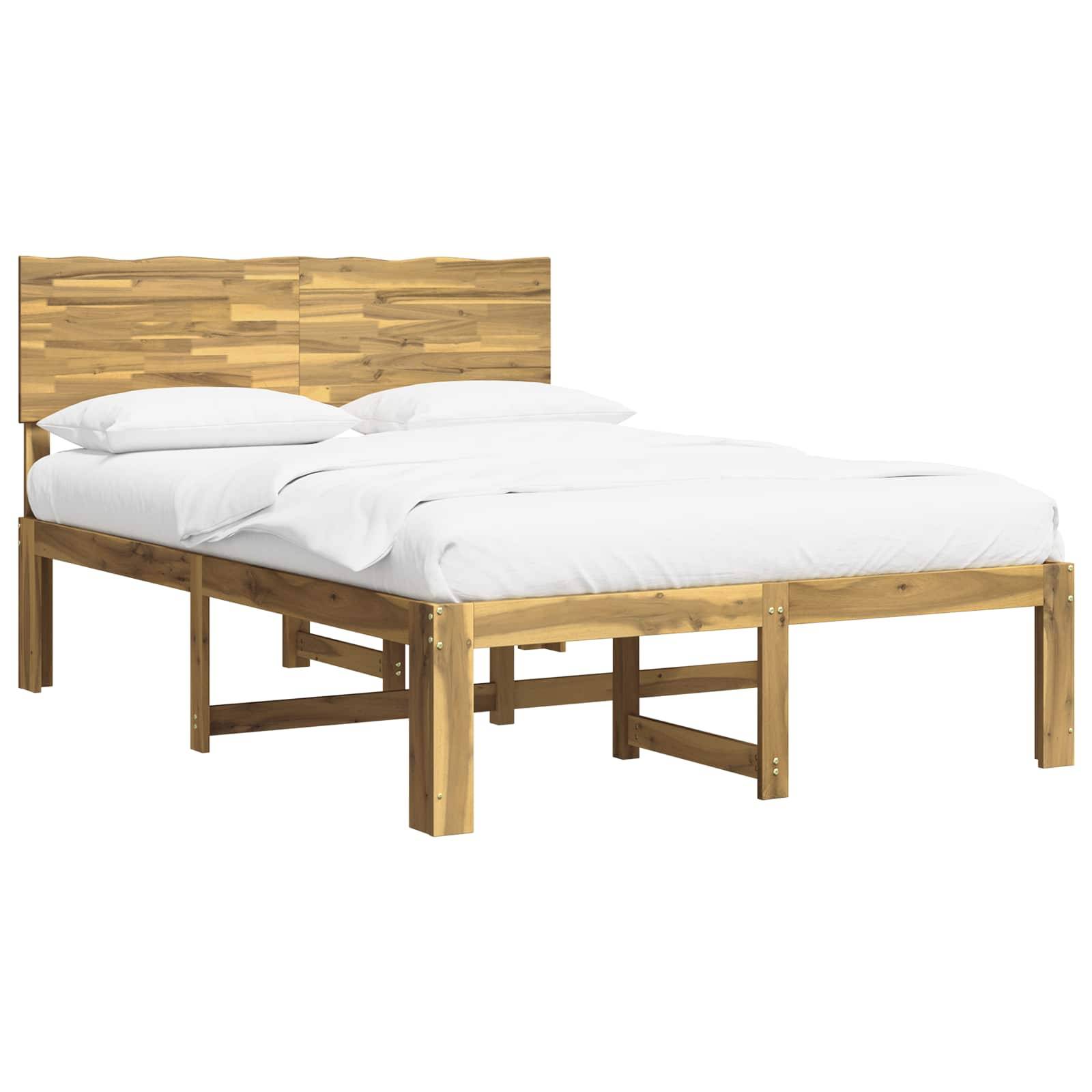 Holzbett mit Plattform und Kopfteil, gezeigt mit weißer Bettwäsche auf weißem Hintergrund.