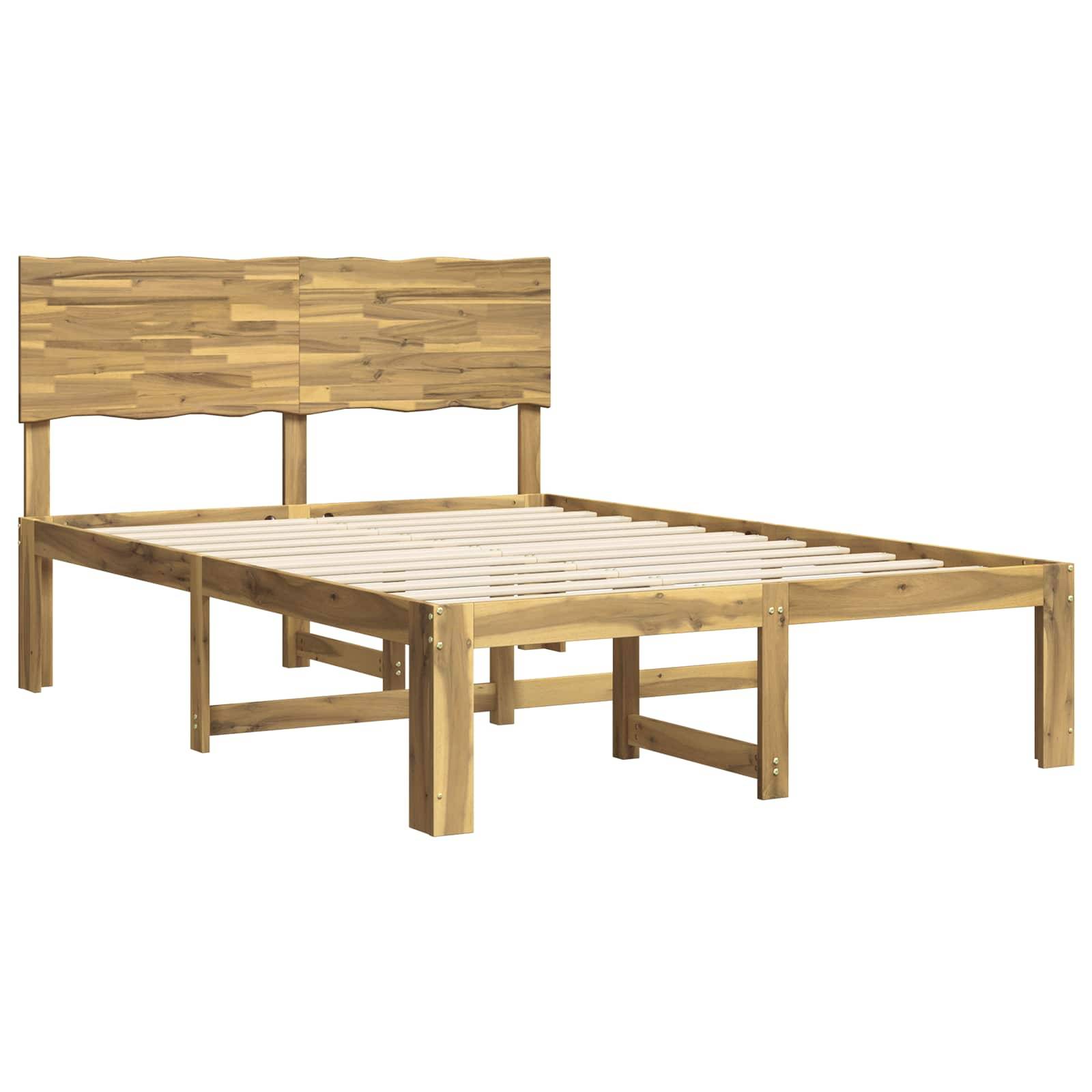 Holzbettrahmen mit Lamellenboden und strukturiertem Kopfteil, vor einem einfachen weißen Hintergrund gezeigt.