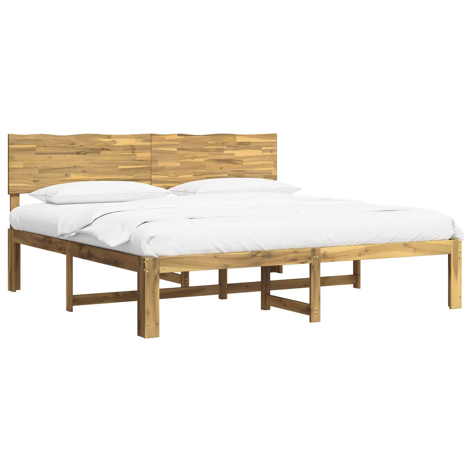 Holzrahmen-Bett mit lattiertem Kopfteil und weißer Bettwäsche, vor einem einfachen weißen Hintergrund dargestellt.