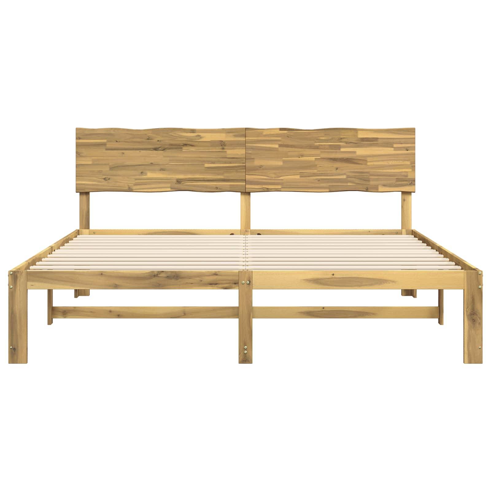Holzrahmen-Bett mit Lattenboden und gebogenem Brett-Kopfteil auf weißem Hintergrund.