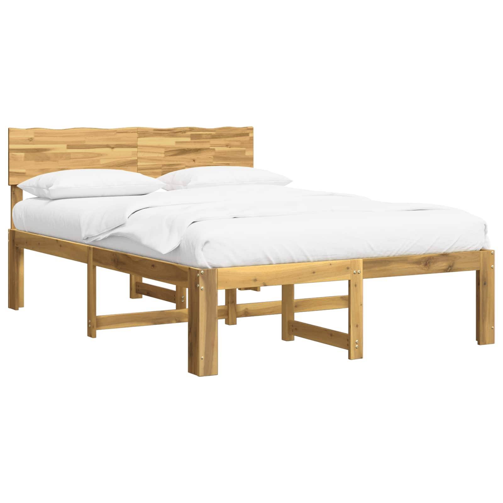 Holzbettrahmen mit natürlichem Holzkopfteil, weißer Bettwäsche und niedrigen Seitenschienen auf einfachem weißem Hintergrund.