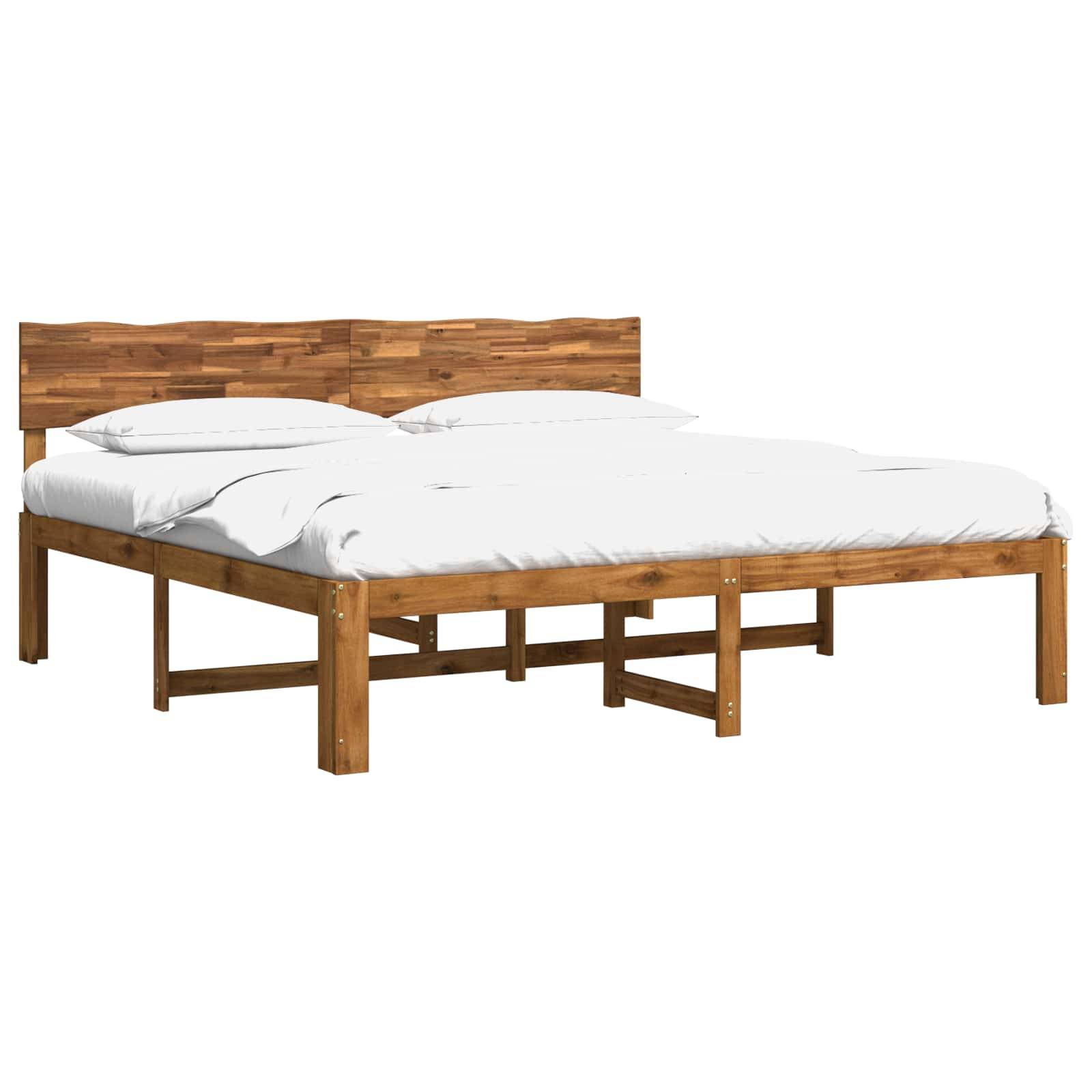 Holzbett mit Plattform und Kopfteil, weiße Matratze und Kissen auf einfachem weißem Hintergrund.