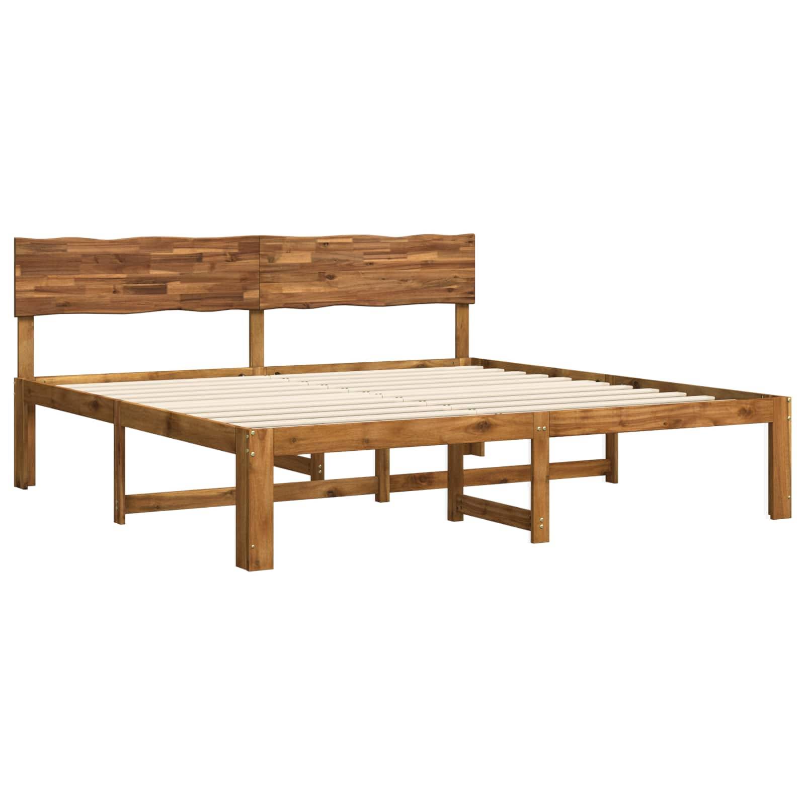 Holzbettgestell mit Kopfteil, auf weißem Hintergrund gezeigt.