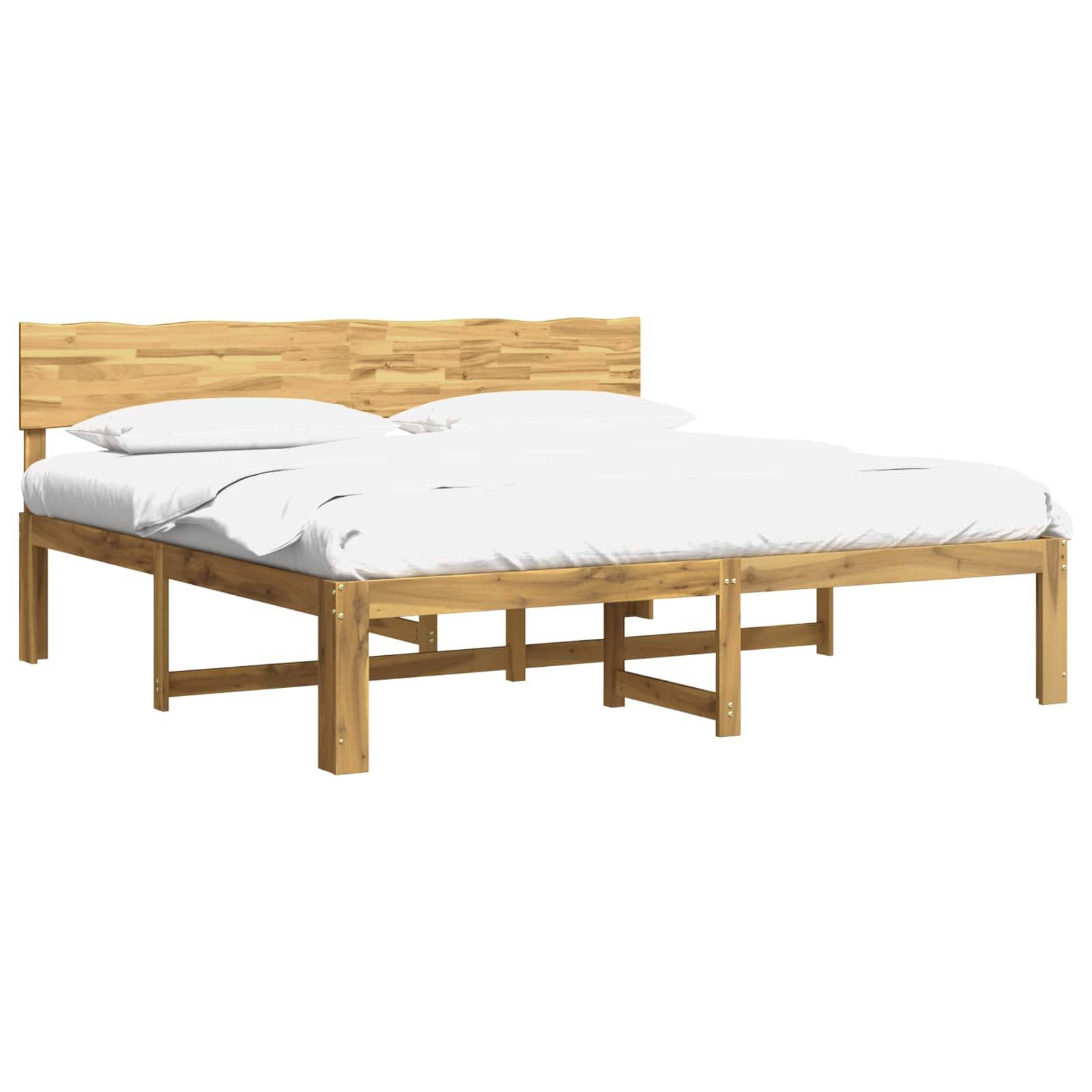 Holzbettgestell mit lattenbesetztem Kopfteil und weißer Bettwäsche, gezeigt auf einem einfachen weißen Hintergrund.