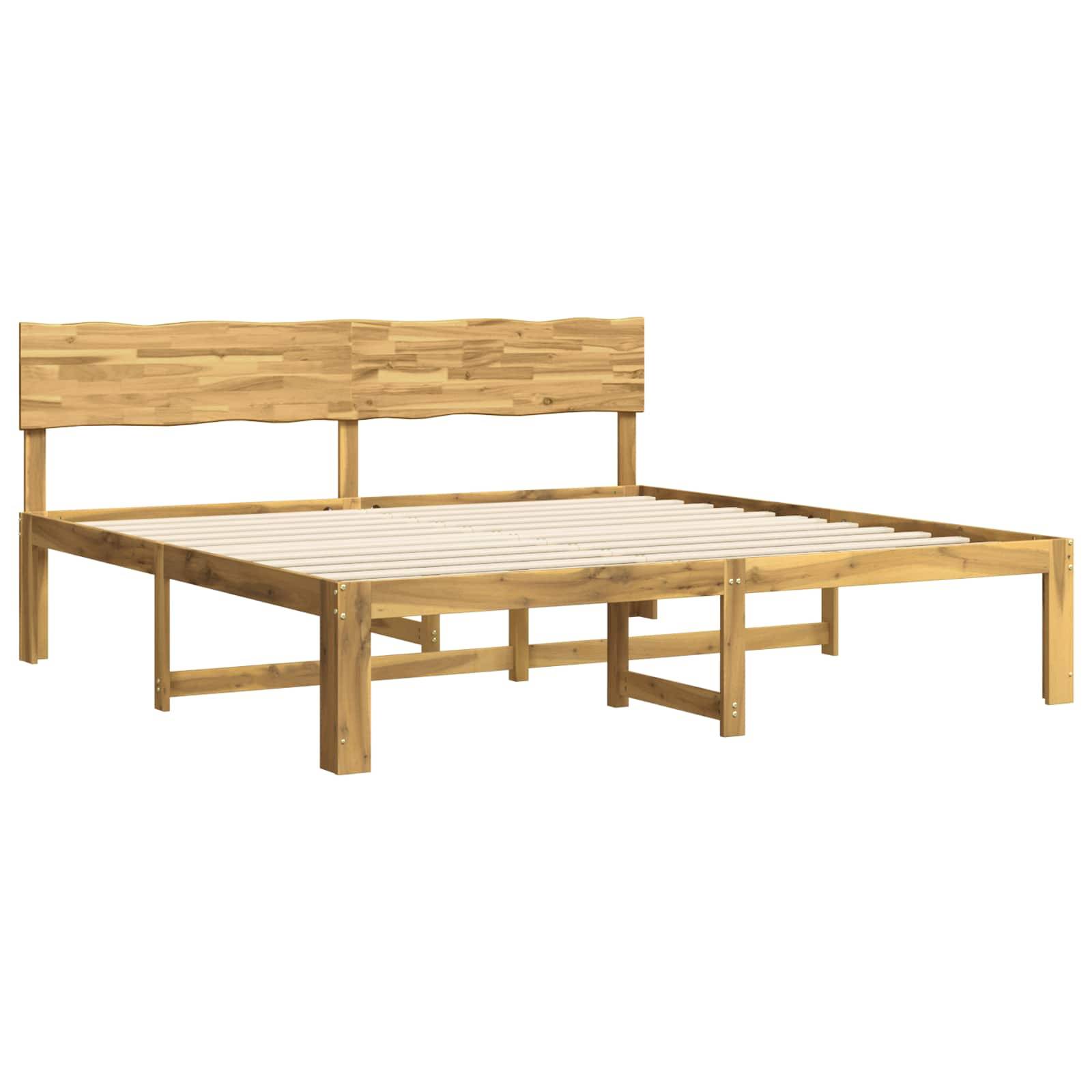 Holzbett mit Lattenrost und rustikalem Baumkantenkopfteil auf weißem Hintergrund.