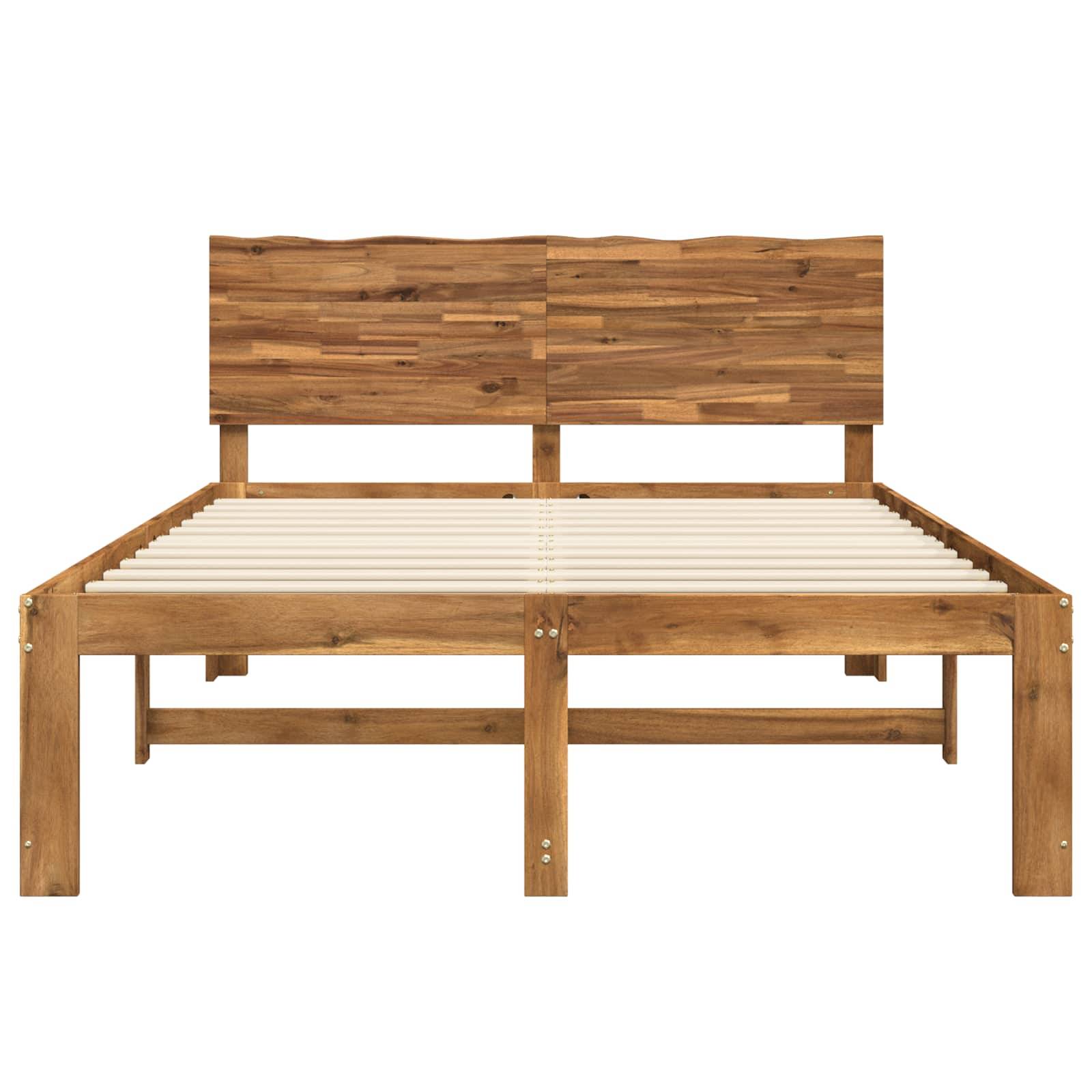 Holzbett mit Lattenrost und Kopfteil mit Panelen, dargestellt auf weißem Hintergrund.