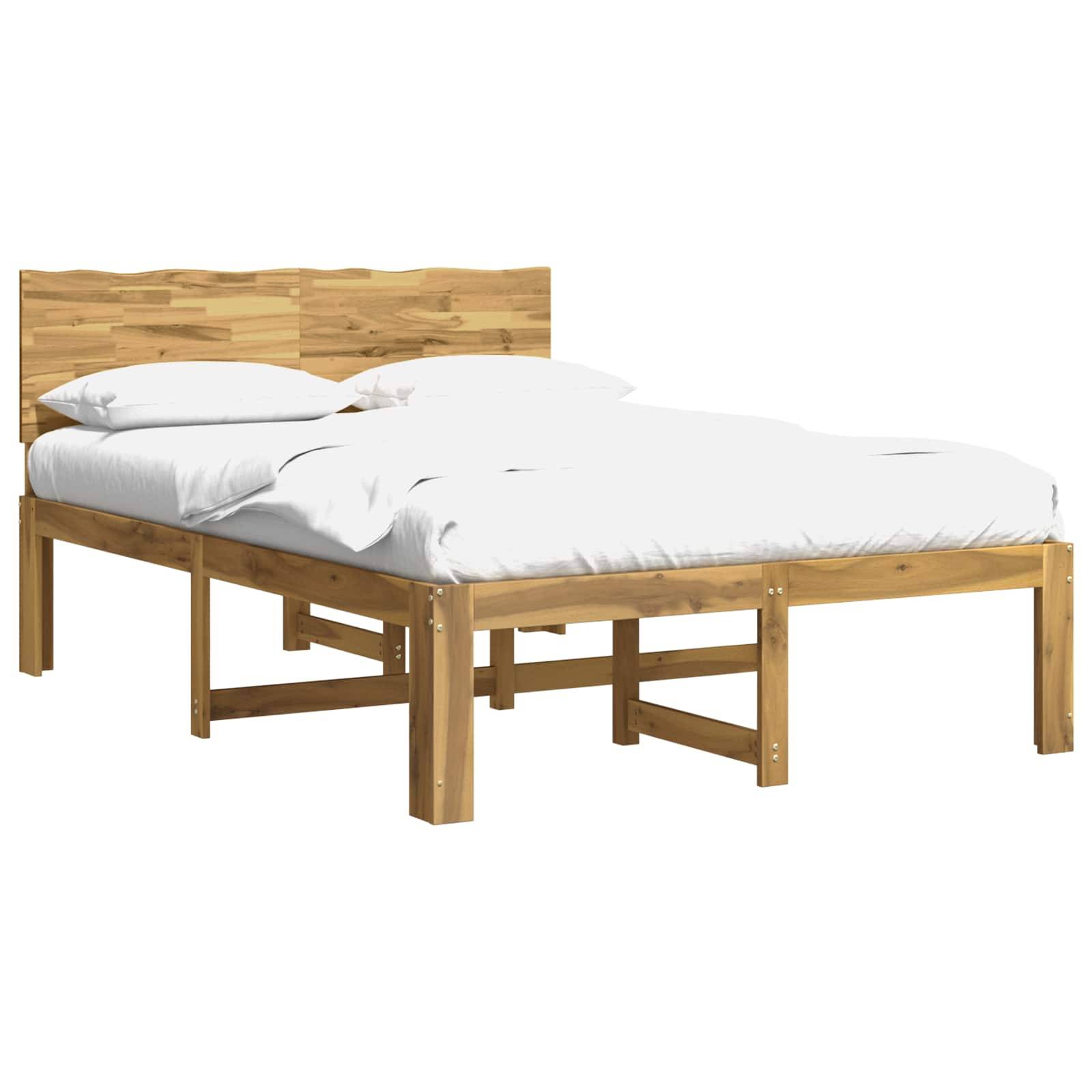 Holzbett mit weißer Bettwäsche und Kissen auf einfachem weißem Hintergrund.