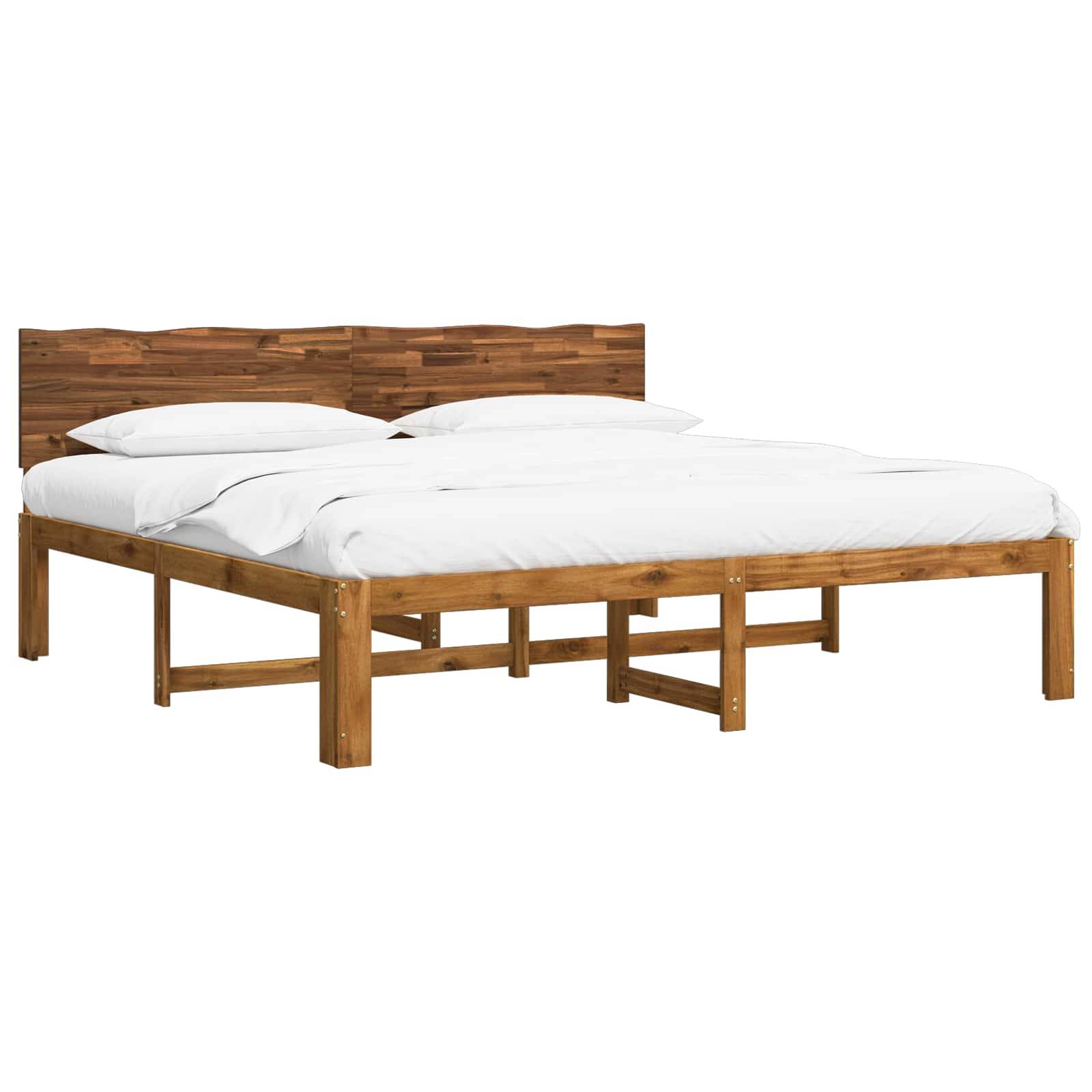 Holzbettplattform mit Latten-Kopfteil, bezogen mit weißer Bettwäsche und Kissen auf weißem Hintergrund.