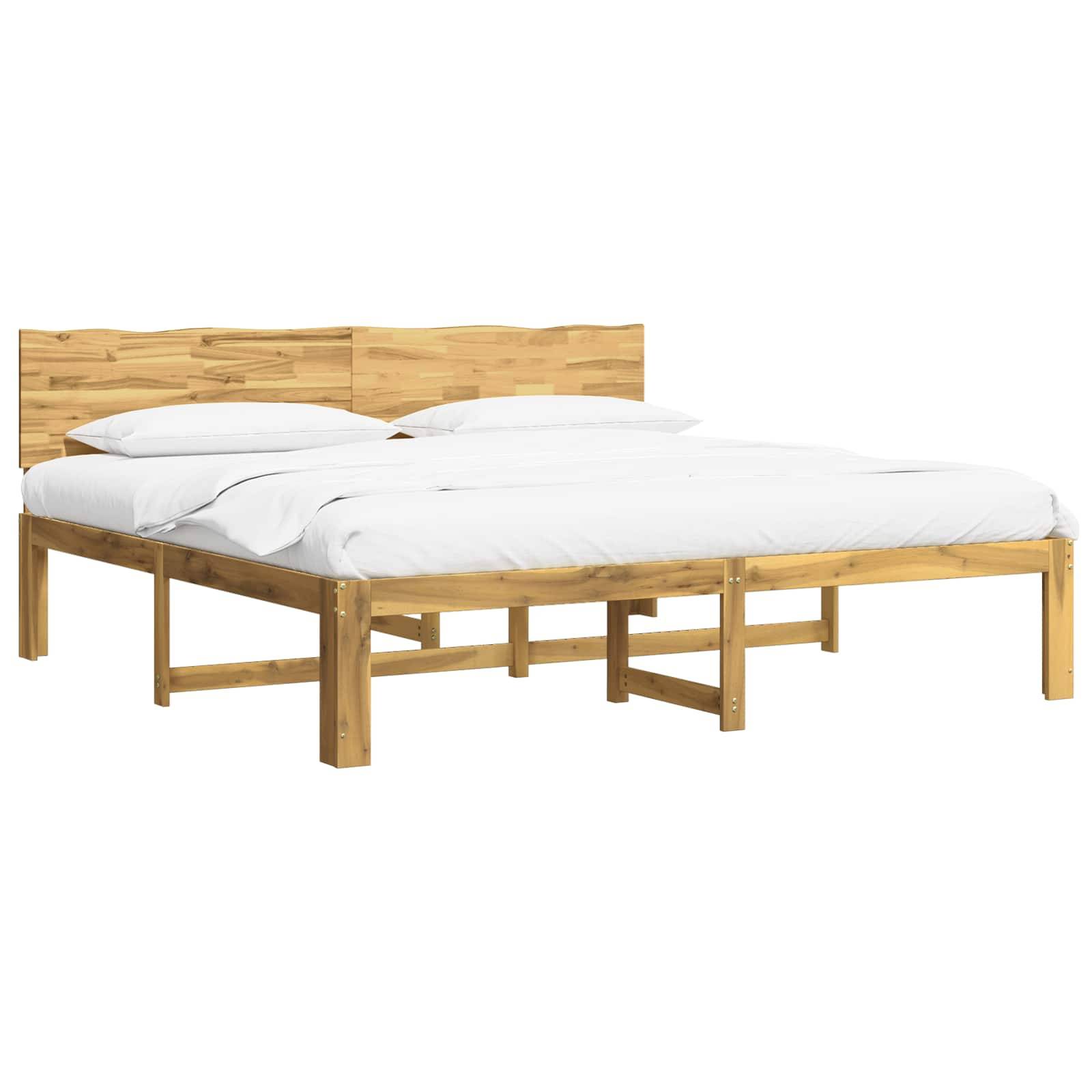 Holzbett mit Plattform, weißer Bettwäsche und Kopfteil mit Paneelen auf einfachem weißem Hintergrund.