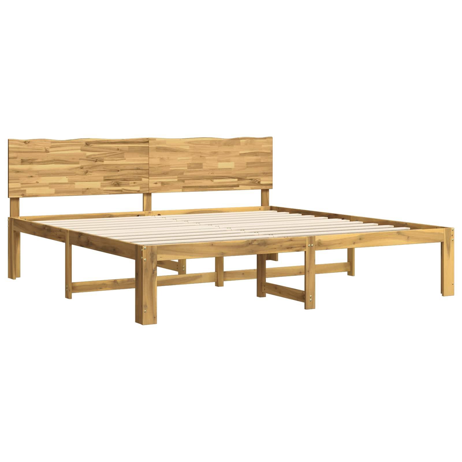 Holzbettgestell mit Lamellenboden und einfachem Kopfteil, isoliert auf weißem Hintergrund dargestellt.