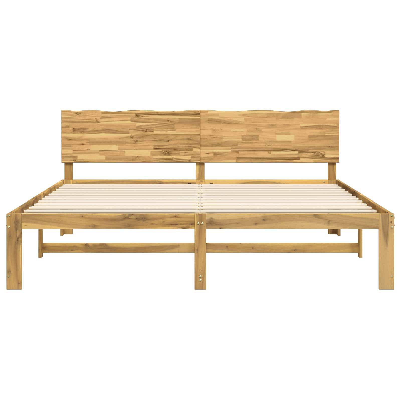 Holzbettrahmen mit Lattenrost und Kopfteil, auf weißem Hintergrund abgebildet.