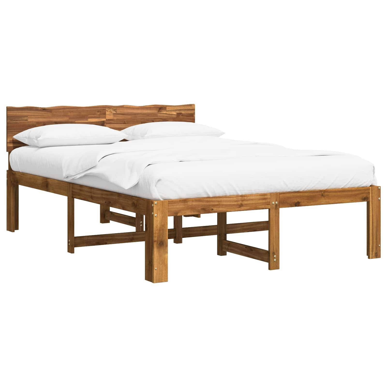 Holzbett mit weißer Matratze und Kissen auf weißem Hintergrund.