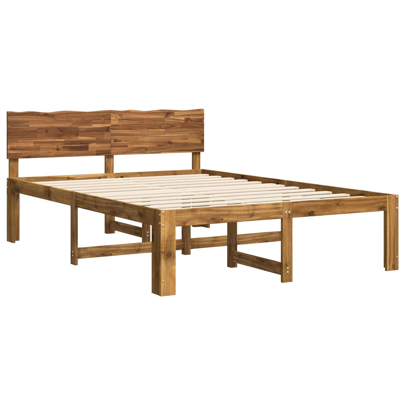 Holzbettrahmen mit Lattenrost und Kopfteil, dargestellt auf weißem Hintergrund.