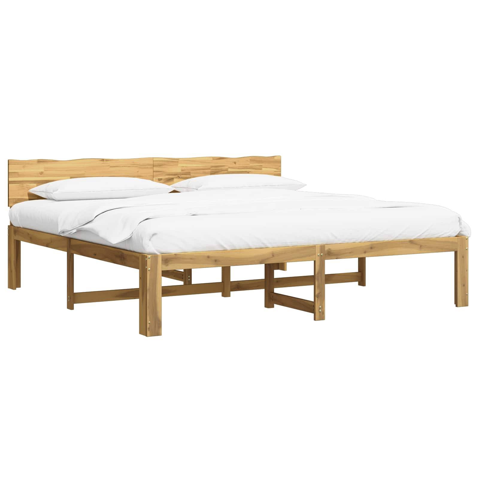 Holzbett mit weißer Bettwäsche und Kissen auf weißem Hintergrund.