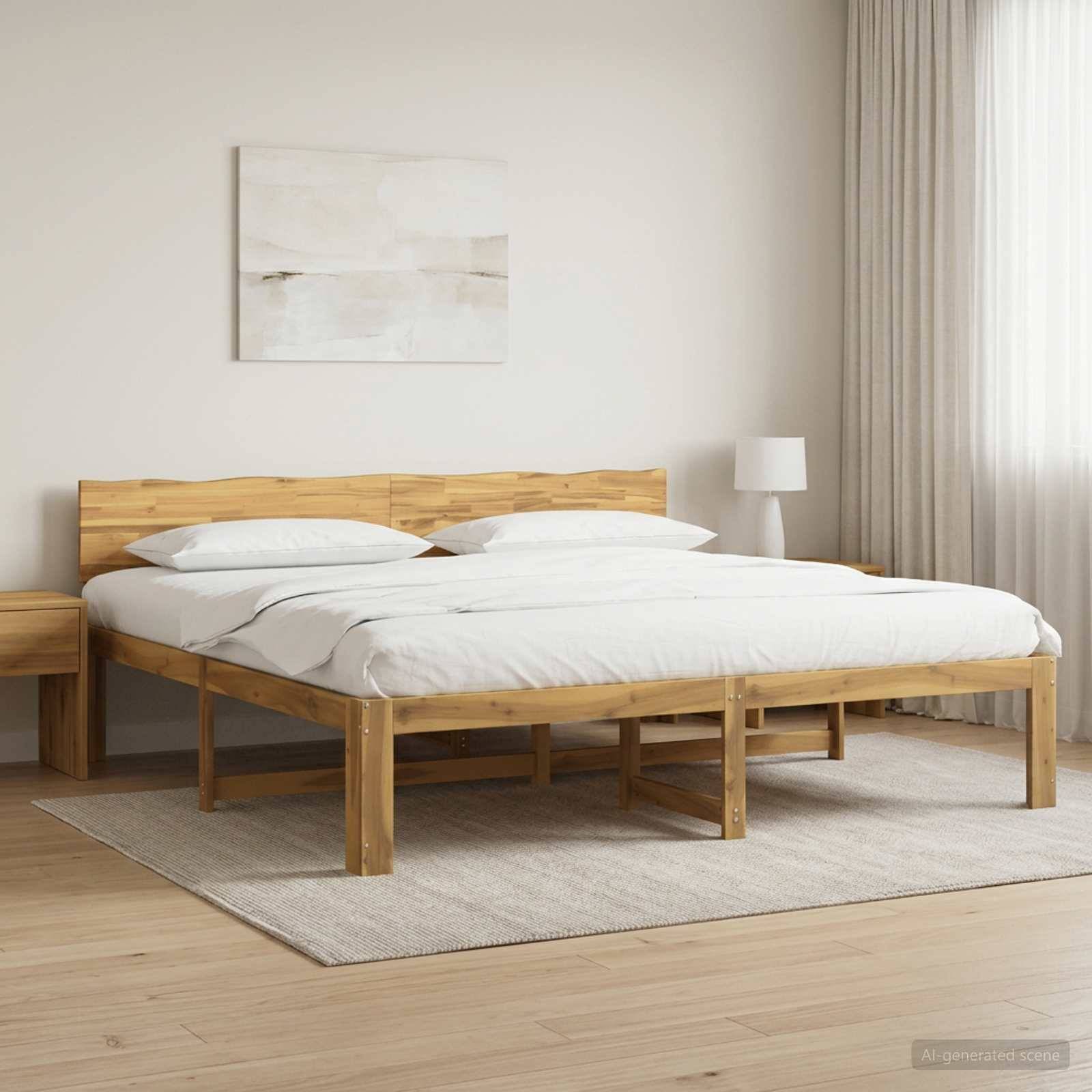 Minimalistisches Schlafzimmer mit Holzbett, weißer Bettwäsche, Nachttisch, Lampe, abstrakter Wandkunst und transparenten Vorhängen.