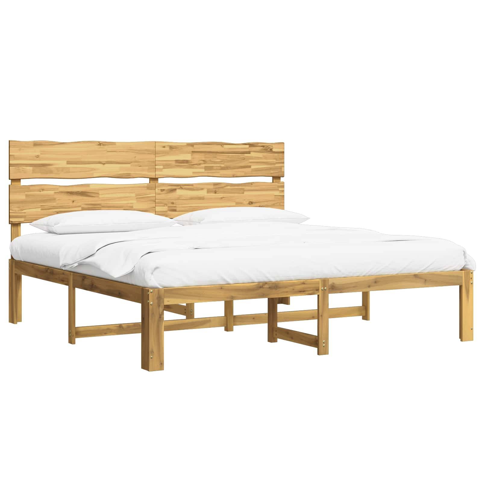 Holzbettgestell mit lattenförmigem Kopfteil und weißer Bettwäsche auf weißem Hintergrund.