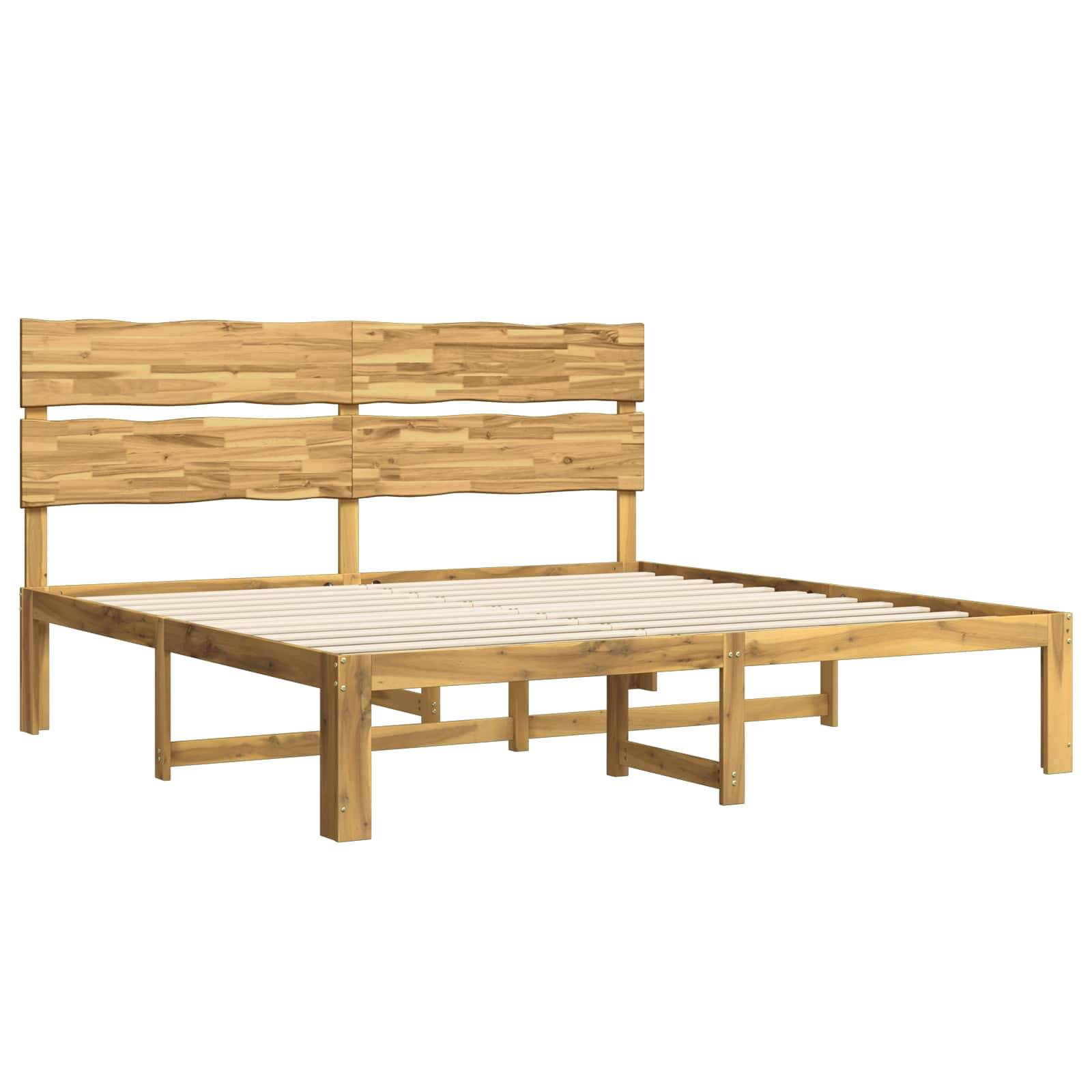 Holzbett mit Lattenrost und rustikalem Kopfteil auf weißem Hintergrund.