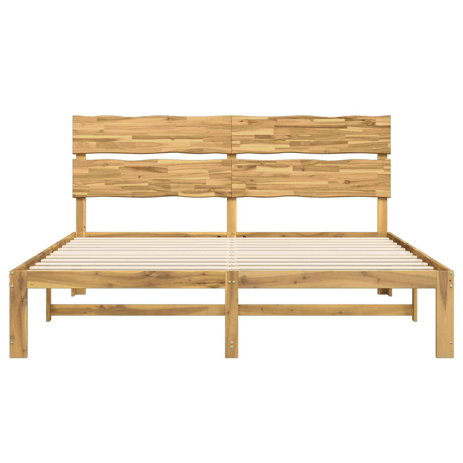 Holzbettgestell mit Lamellengrundriss und geschwungenem Kopfbrettenpanel auf weißem Hintergrund.