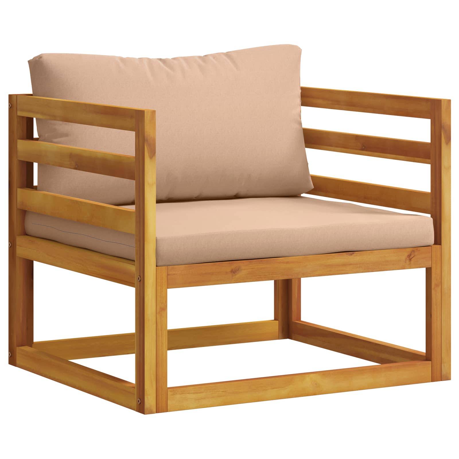 Ein Holzsessel mit beige Kissen und quadratischem Rahmen, gezeigt auf weißem Hintergrund.