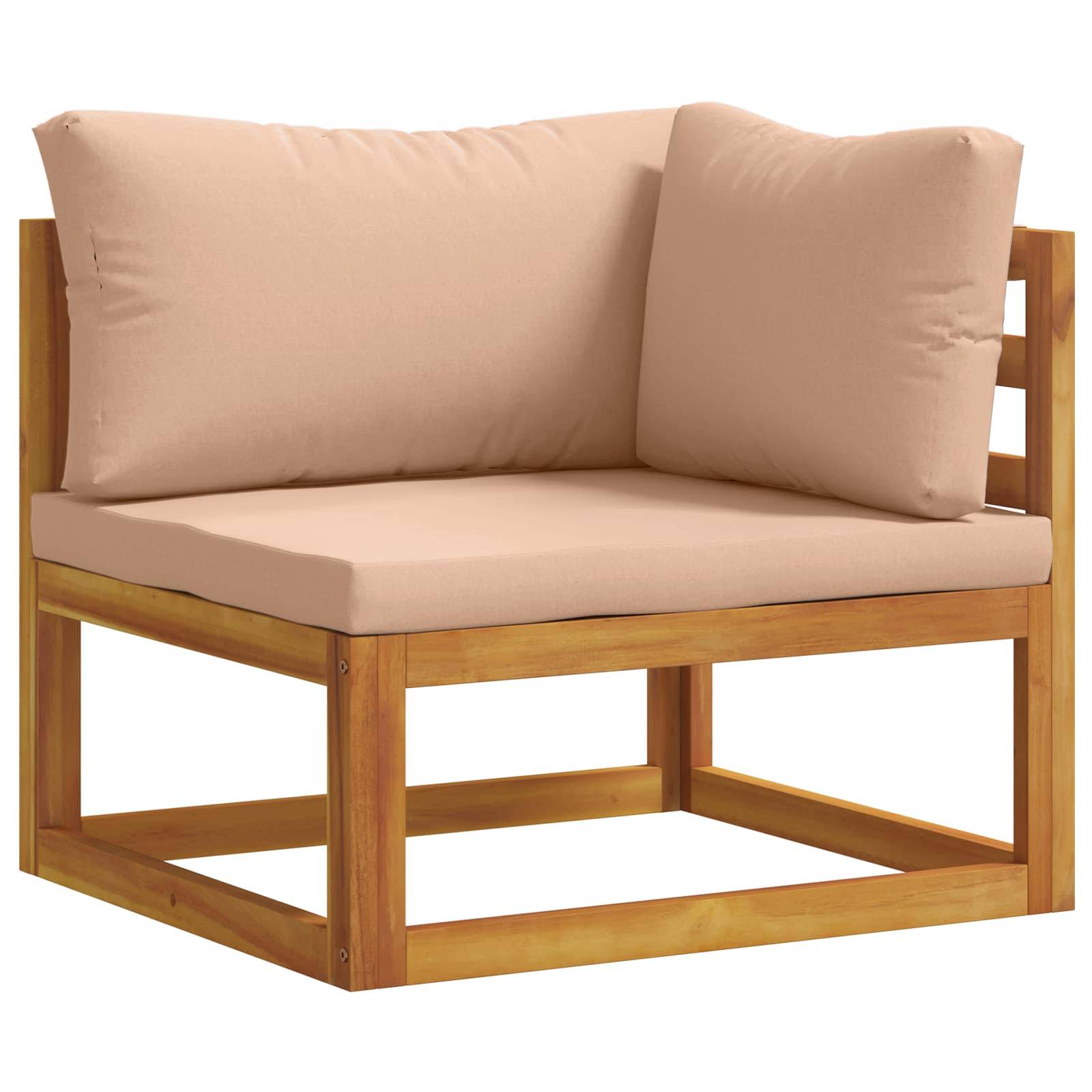 Holzstuhl für den Außenbereich mit beige gepolstertem Sitz und zwei Rückenkissen auf weißem Hintergrund.