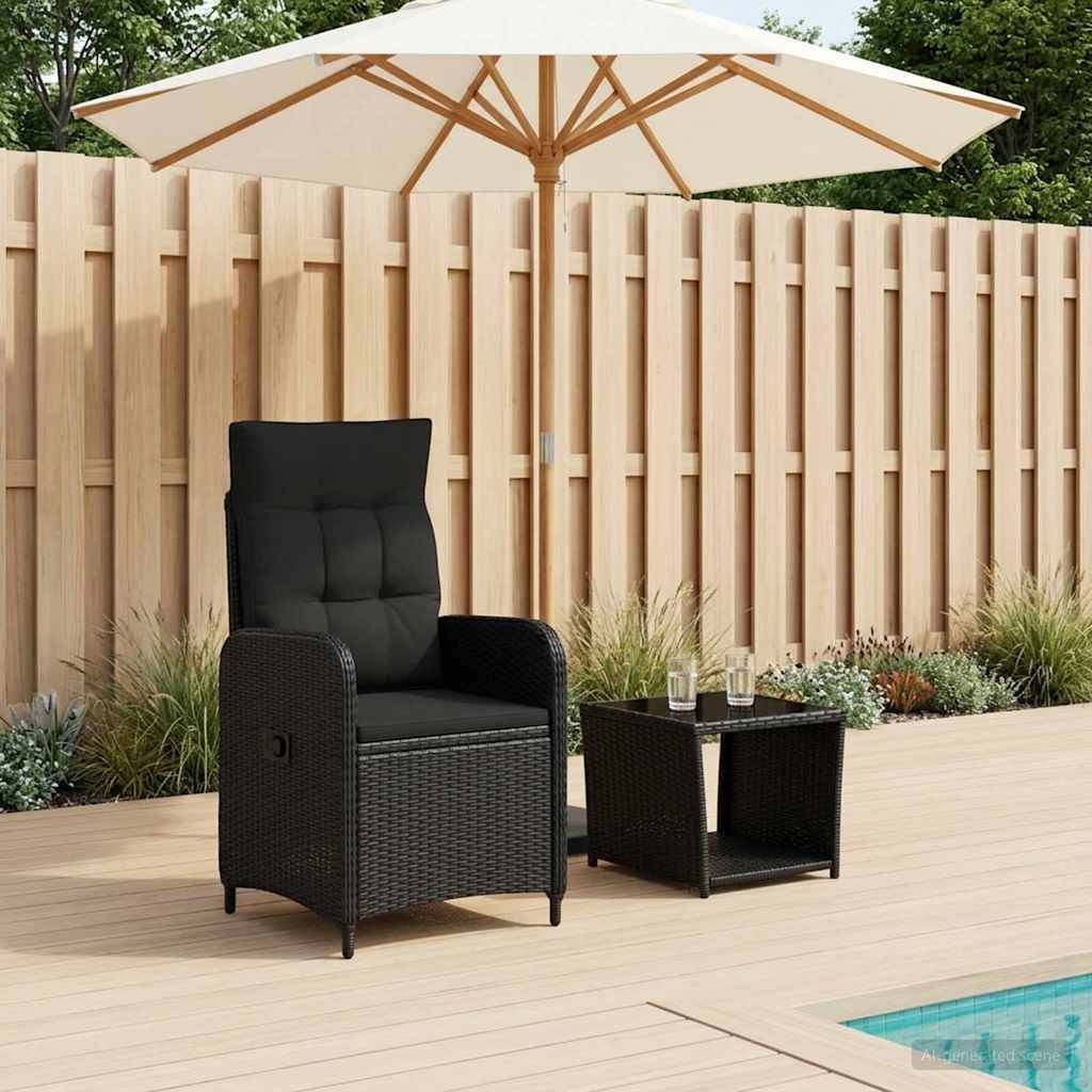 Schwarzer gepolsterter Gartenstuhl neben einem kleinen Beistelltisch und einem Schirm auf einer Terrasse neben einem Pool und einem Holzzaun.