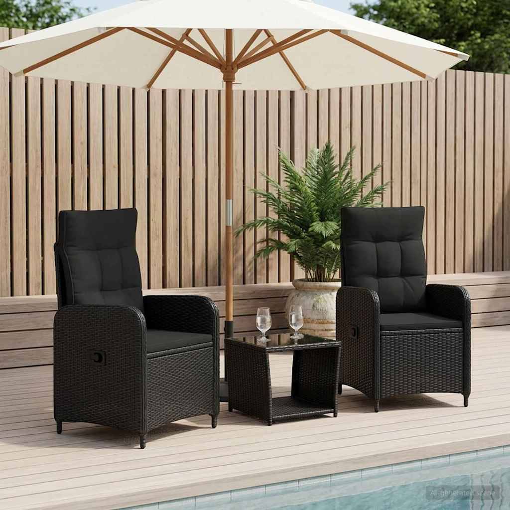 Außenbereich-Sitzgelegenheiten mit zwei schwarzen Rattanliegen, einem kleinen Tisch und einem Schirm neben einem Pool und einem Holzzaun.