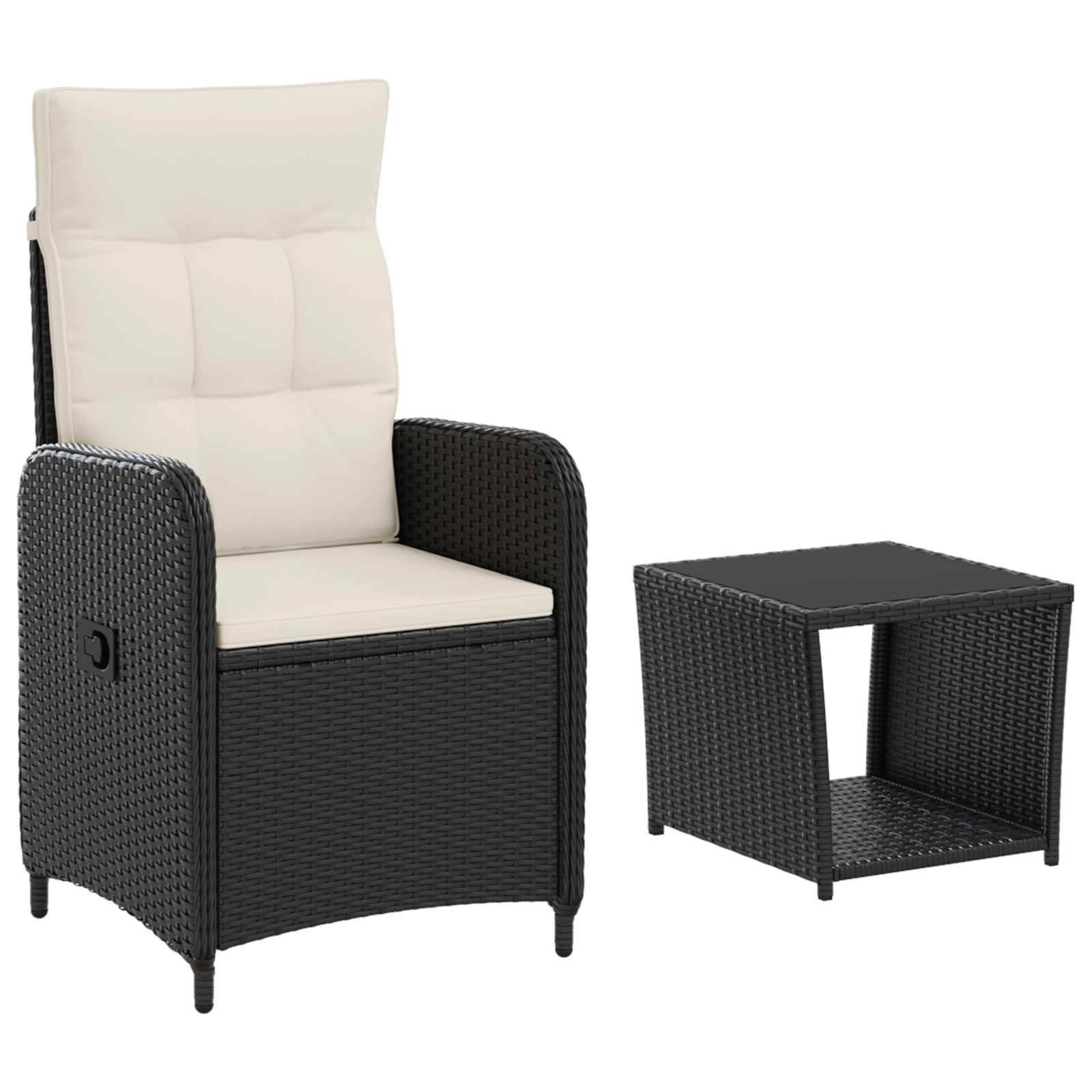 Schwarzer Polyrattan-Liegestuhl für den Außenbereich mit cremefarbener Sitzkissen und passendem Beistelltisch auf weißem Hintergrund.