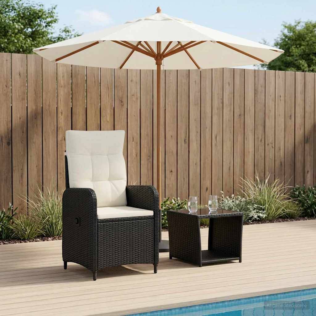 Sitzbereich auf der Terrasse mit einem gepolsterten Rattansessel, Beistelltisch mit Gläsern und großem weißem Schirm auf einem Holzdeck neben einem Zaun.