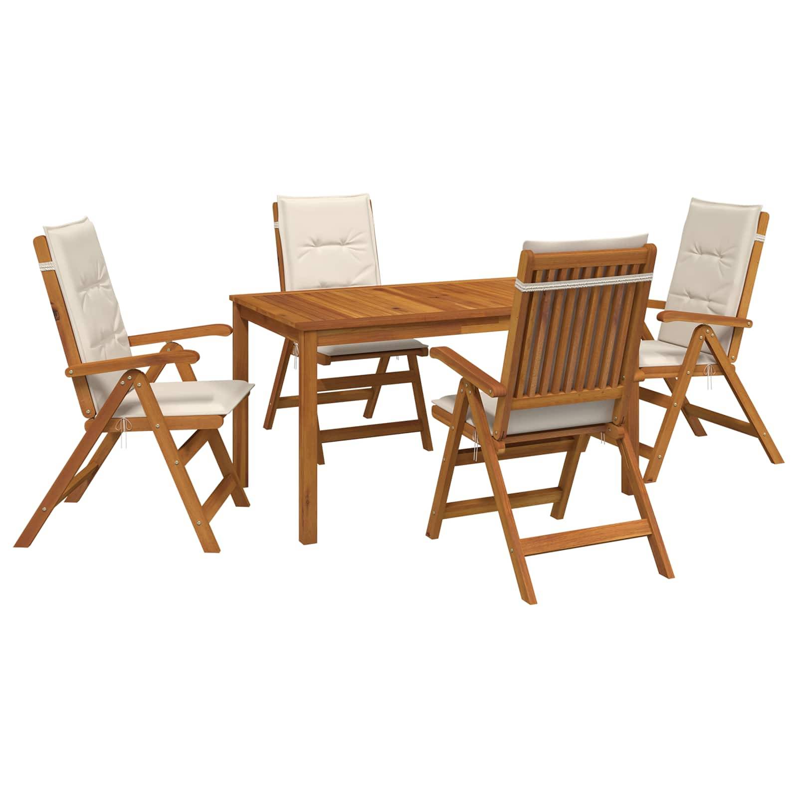 Holz-Terrassenesstisch-Set mit rechteckigem Tisch und vier gepolsterten Klappstuhl auf weißem Hintergrund.
