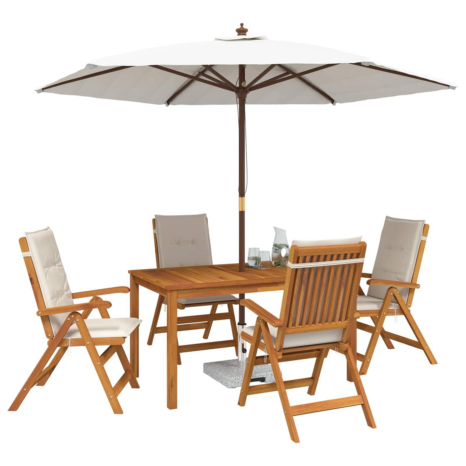 Essensgarnitur für die Terrasse im Freien mit einem Holztisch, vier gepolsterten Klappstühlen und einem großen Schirm.