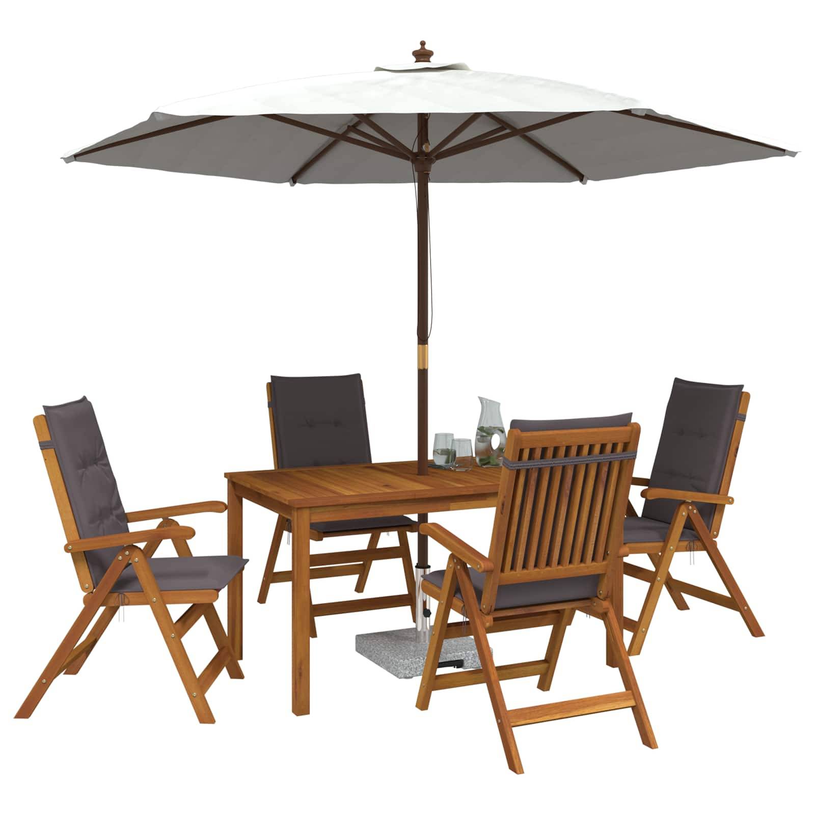 Esszimmer-Set für die Terrasse mit vier Holzstühlen, quadratischem Tisch und großem Schirm auf weißem Hintergrund.
