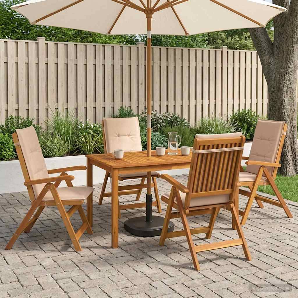 Gartenset für die Terrasse mit vier Holzstühlen, quadratischem Tisch und Sonnenschirm auf einer Ziegelpflaster-Terrasse neben einem Zaun und Grünflächen.